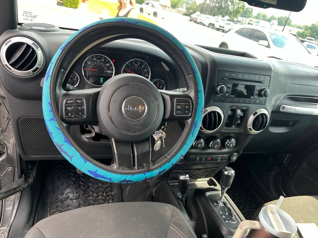Used 2018 Jeep Wrangler Unlimited Sahara w/ Connectivity Group AWD/4WD image 16