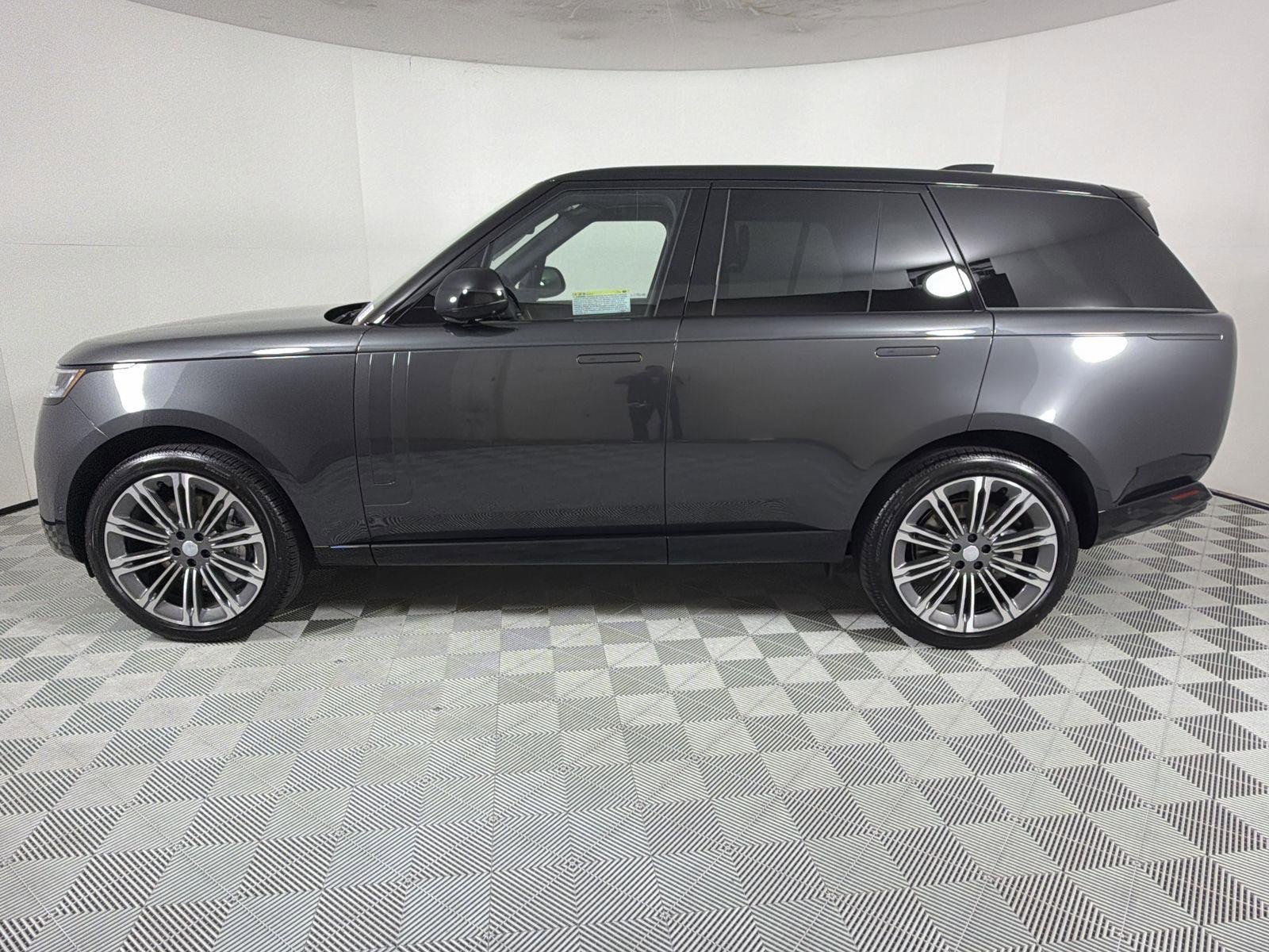 New 2025 Land Rover Range Rover SE image 2