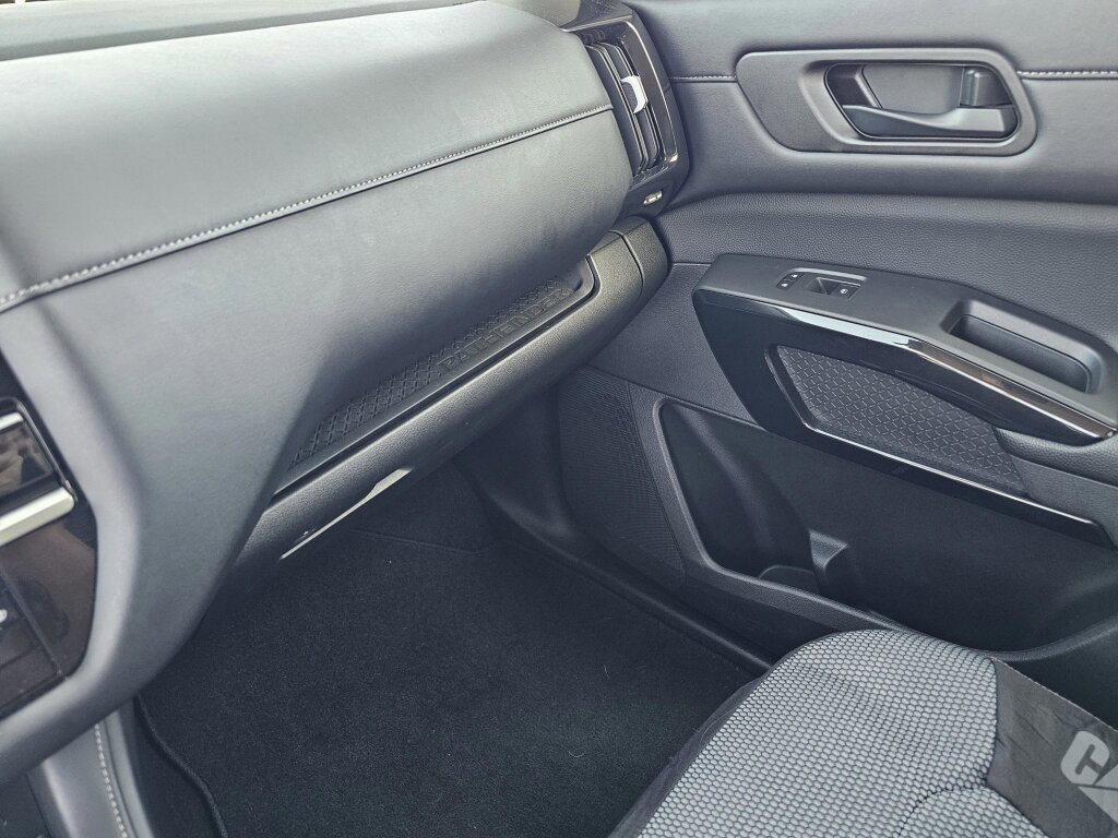 Used 2024 Nissan Pathfinder SV w/ Black Appearance Package image 29