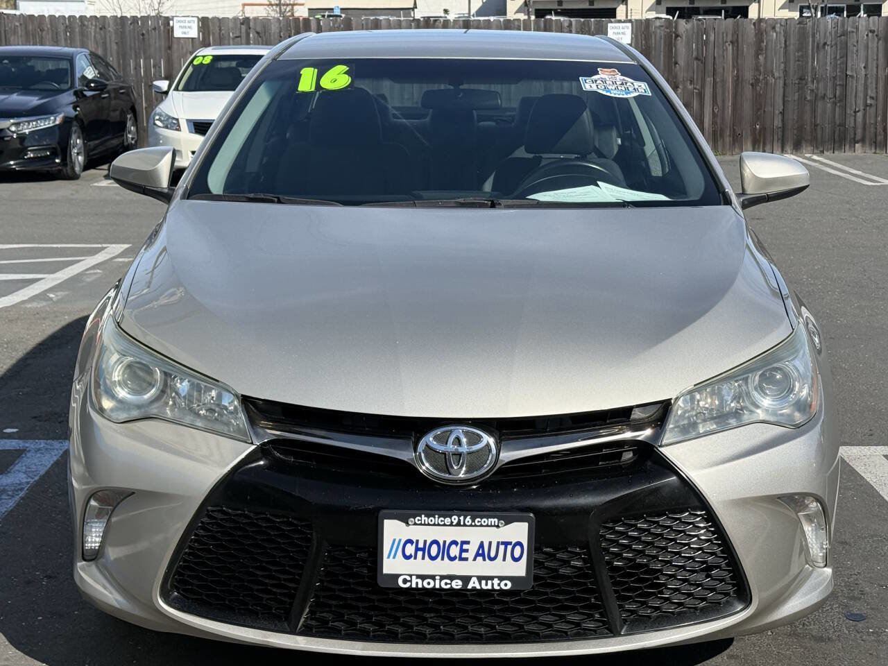 Used 2016 Toyota Camry SE image 2