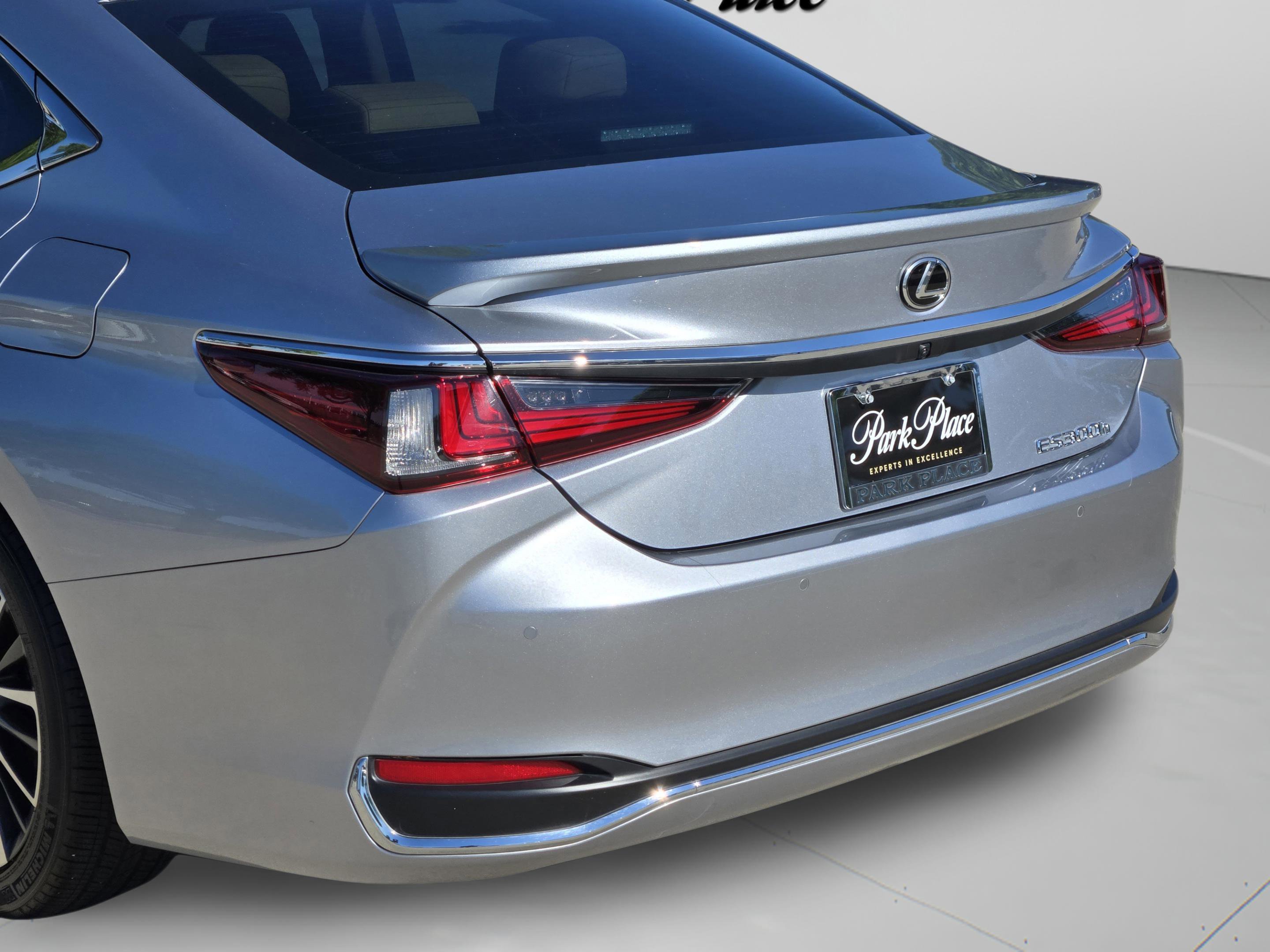 Used 2025 Lexus ES 300h w/ Premium Package FWD image 34