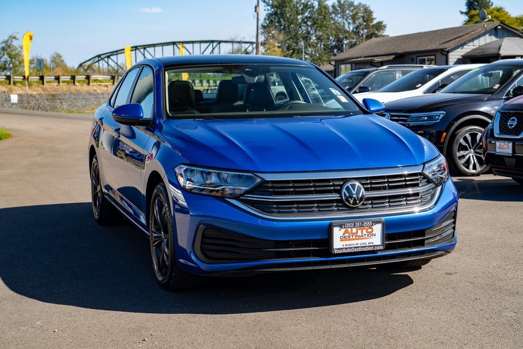 Used 2024 Volkswagen Jetta SE w/ Panoramic Sunroof Package image 2