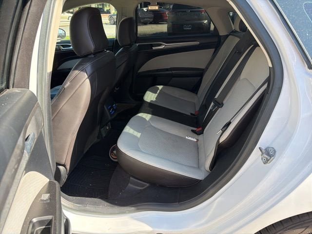Used 2020 Ford Fusion SE w/ Equipment Group 151A FWD image 8