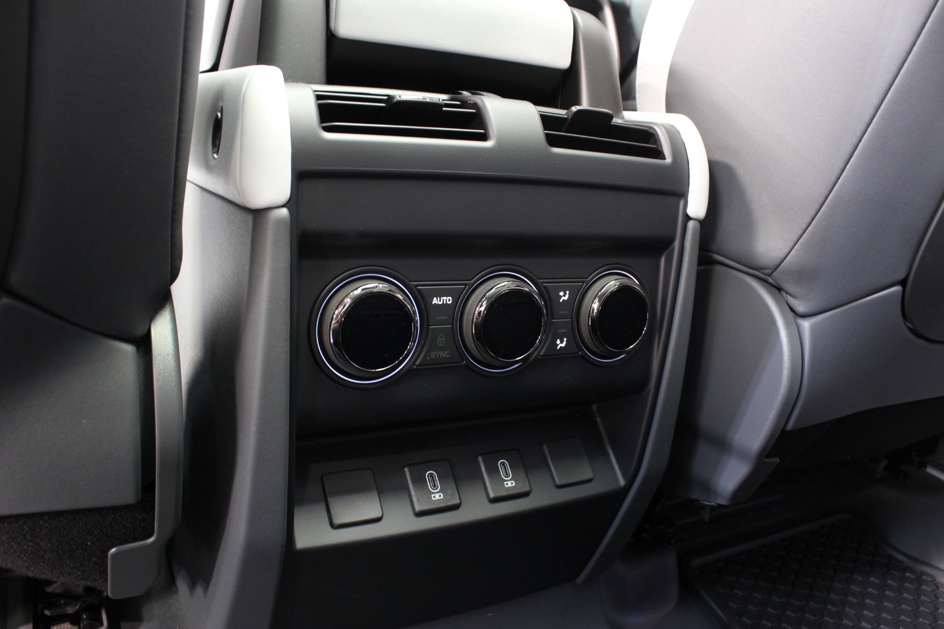 Used 2026 Land Rover Defender 110 OCTA image 48