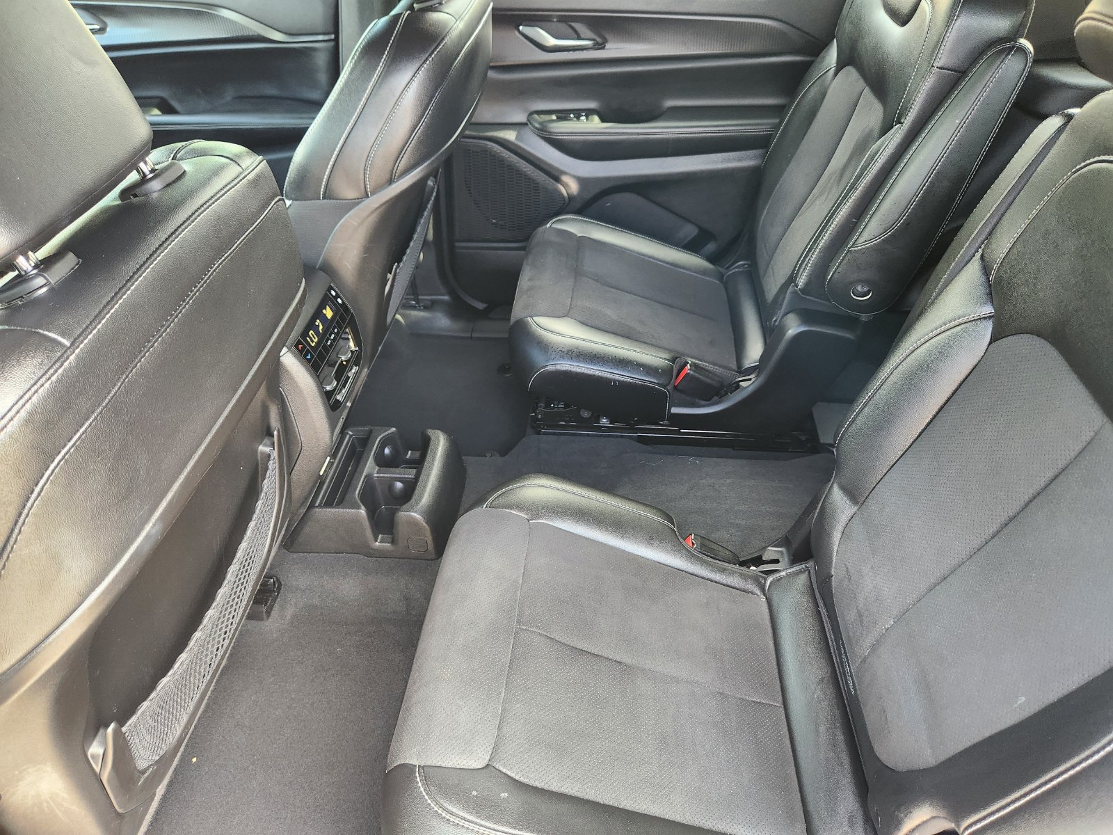 Used 2024 Jeep Grand Cherokee L Altitude AWD/4WD image 40
