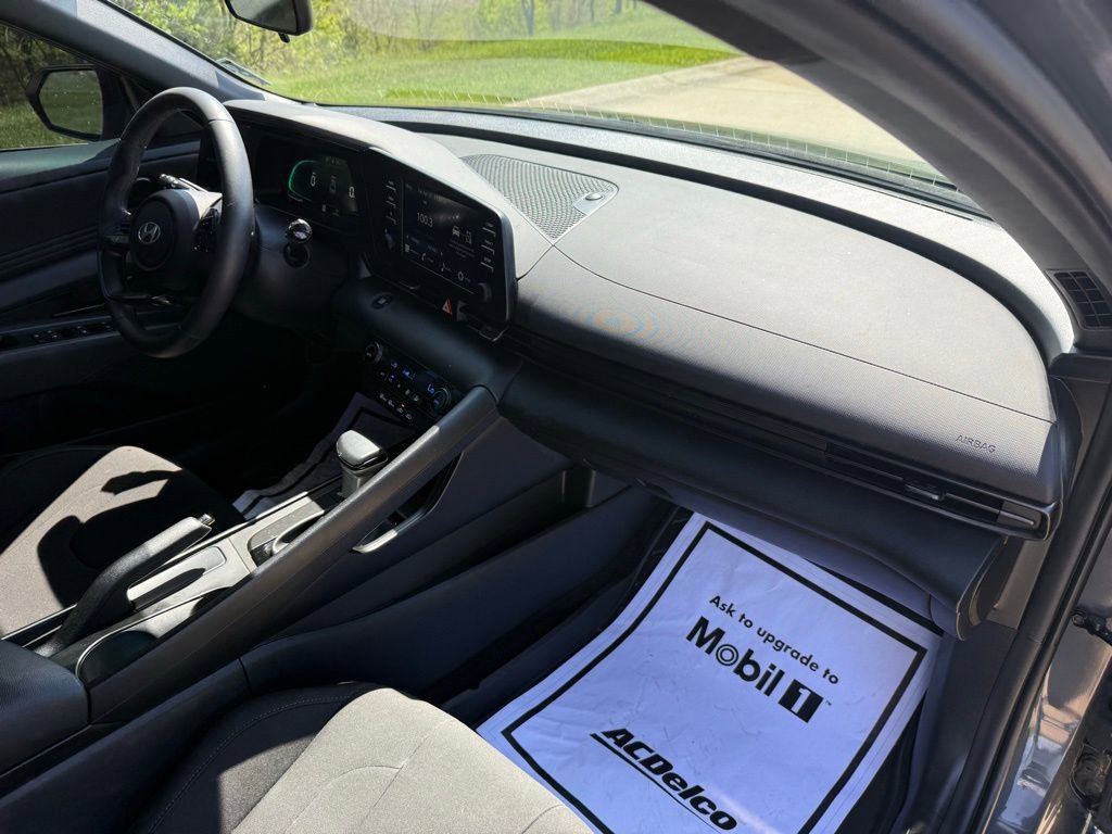 Used 2025 Hyundai Elantra Sport FWD image 22