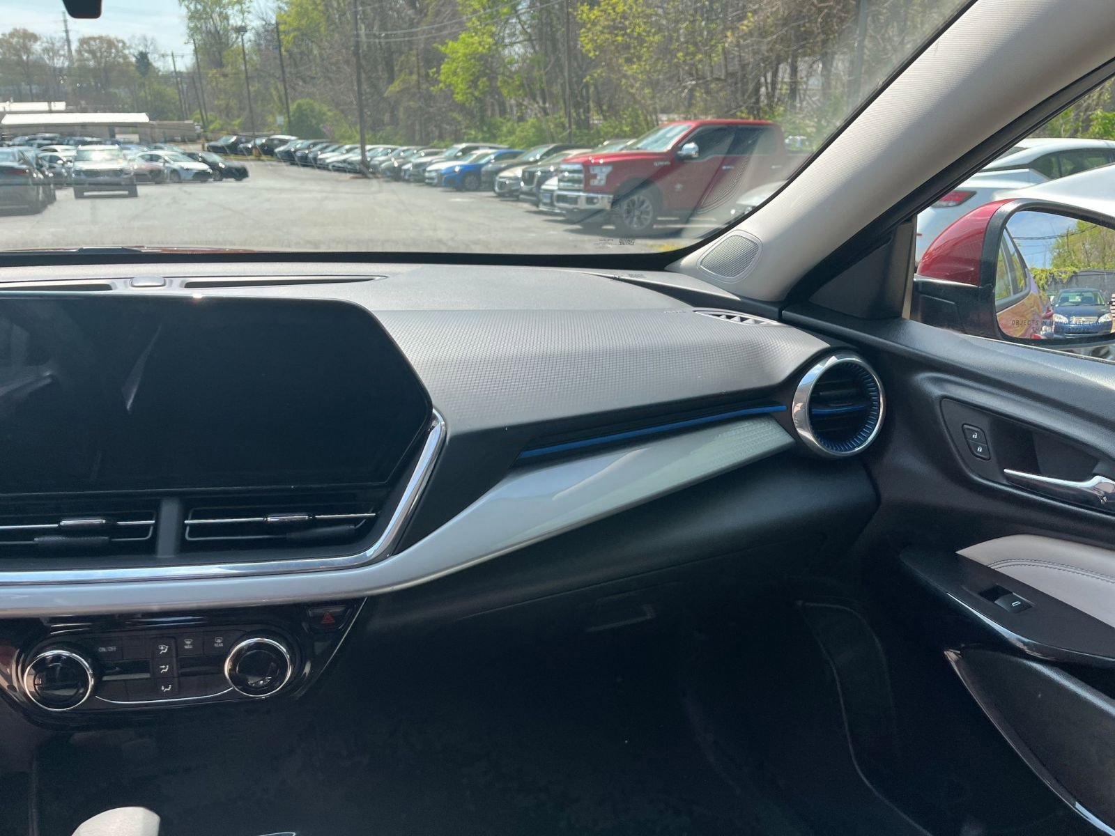 Used 2025 Chevrolet Trax LT FWD image 30