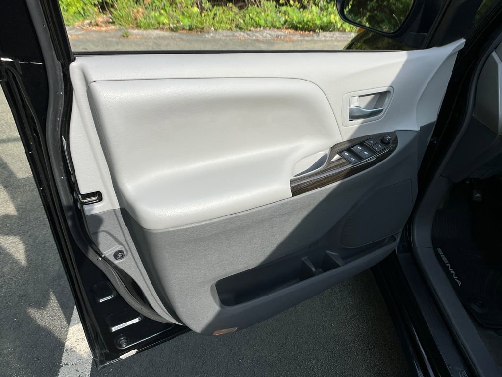 Used 2017 Toyota Sienna XLE Premium AWD/4WD image 11