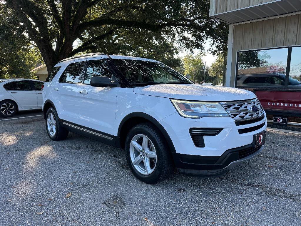 Used 2018 Ford Explorer XLT image 2