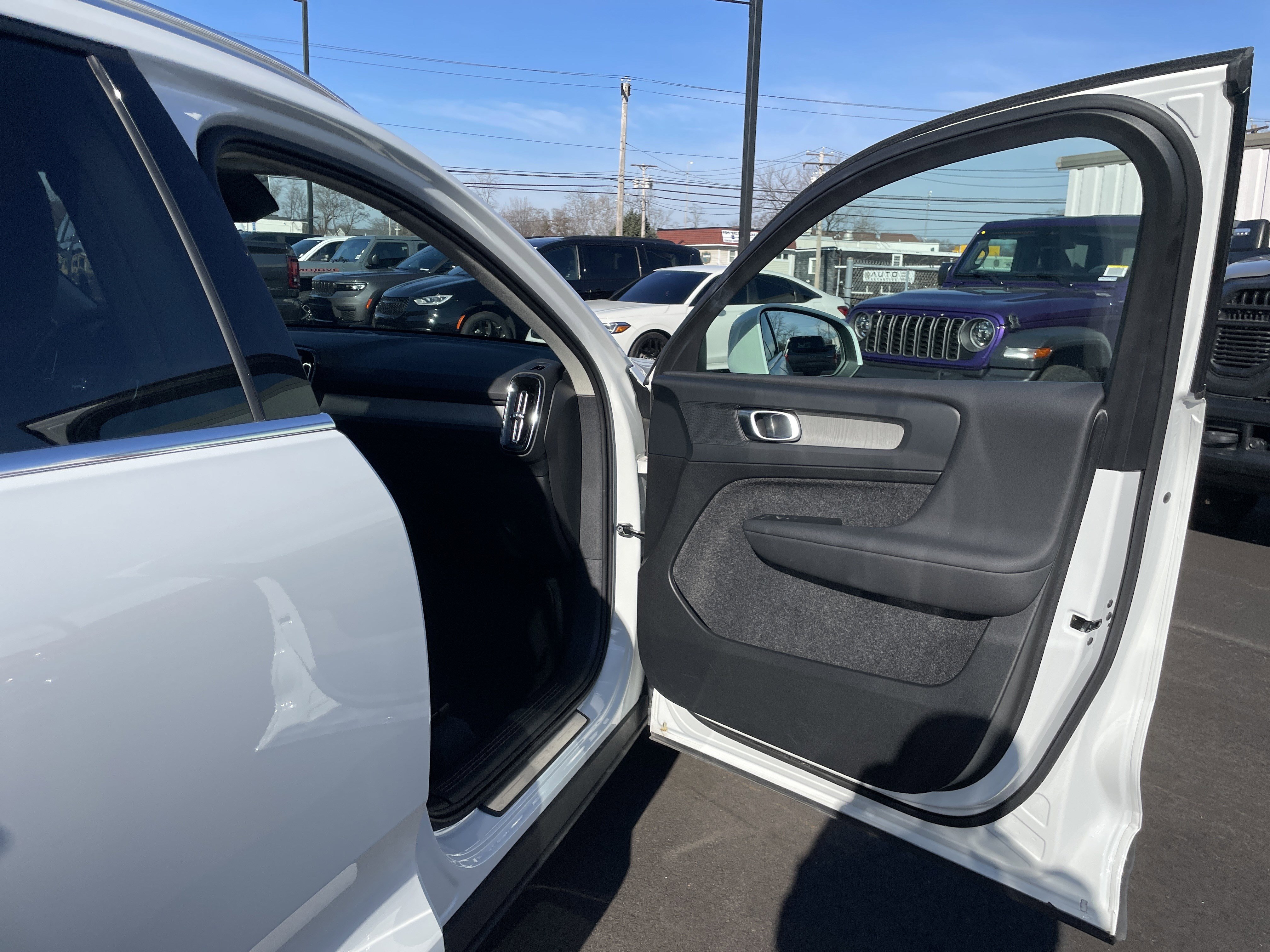 Used 2025 Volvo XC40 B5 Core image 8