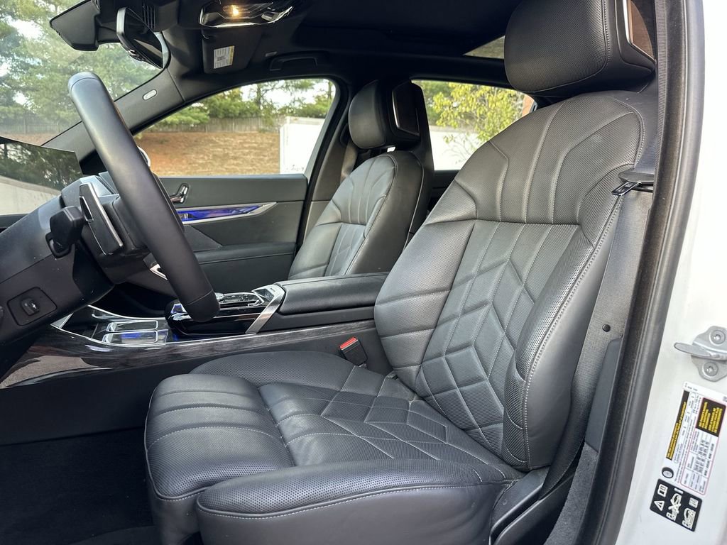 Used 2025 BMW 760i xDrive w/ Executive Package image 14