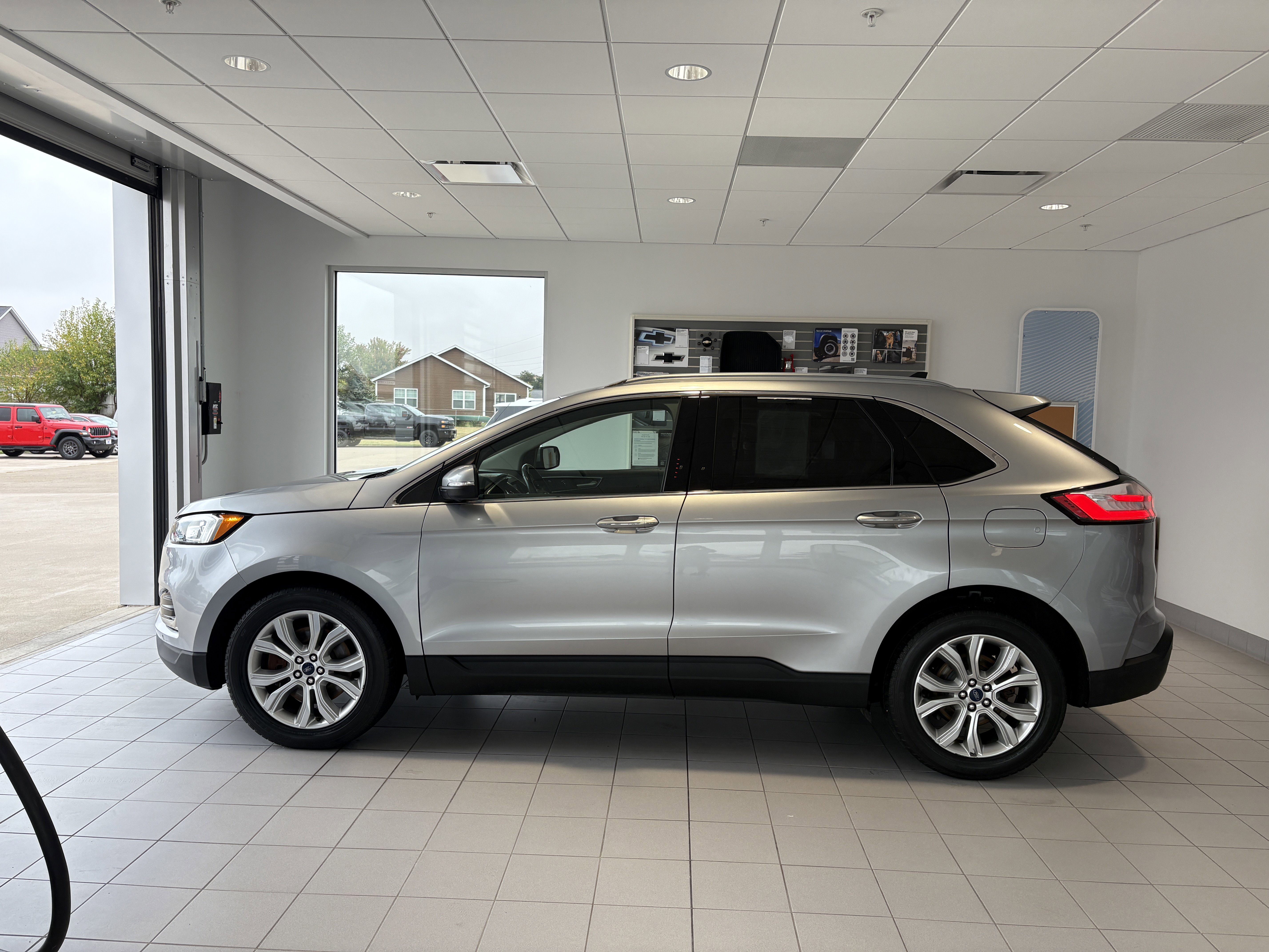 Used 2020 Ford Edge Titanium w/ Class II Trailer Tow Package image 2