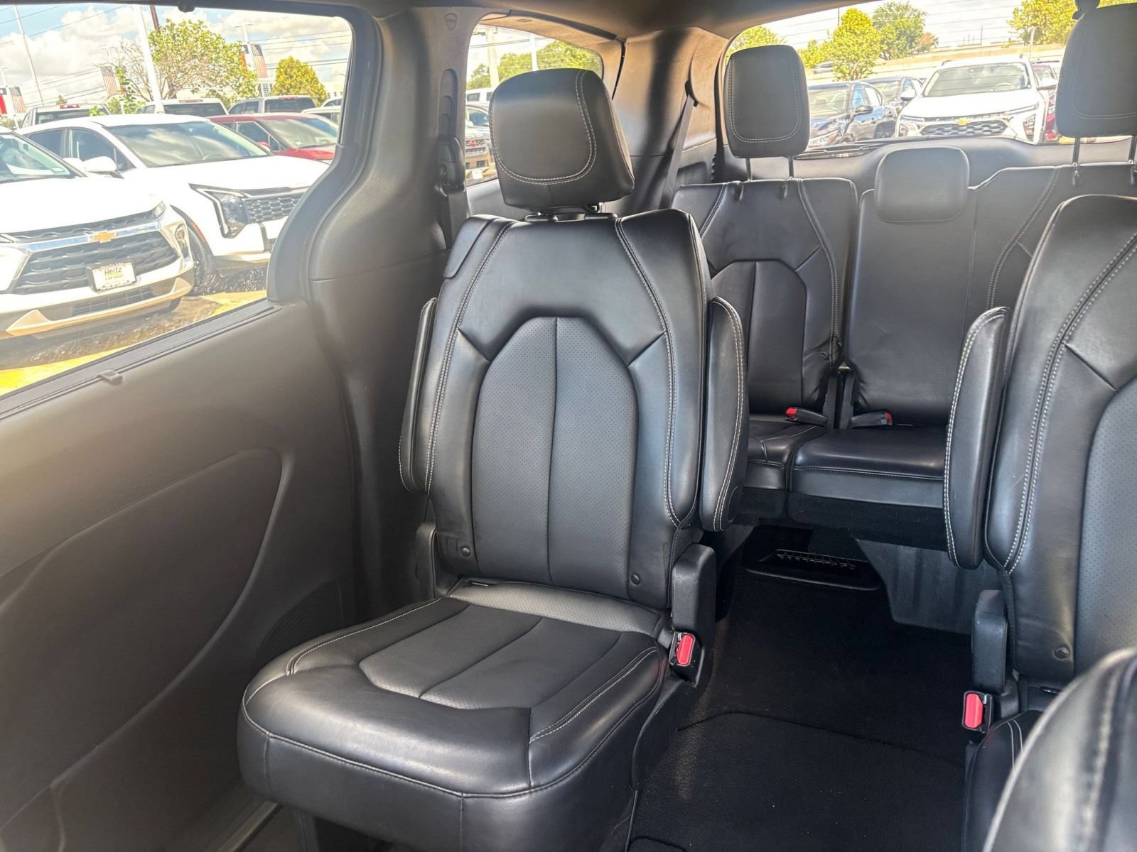 Used 2025 Chrysler Pacifica Select FWD image 41