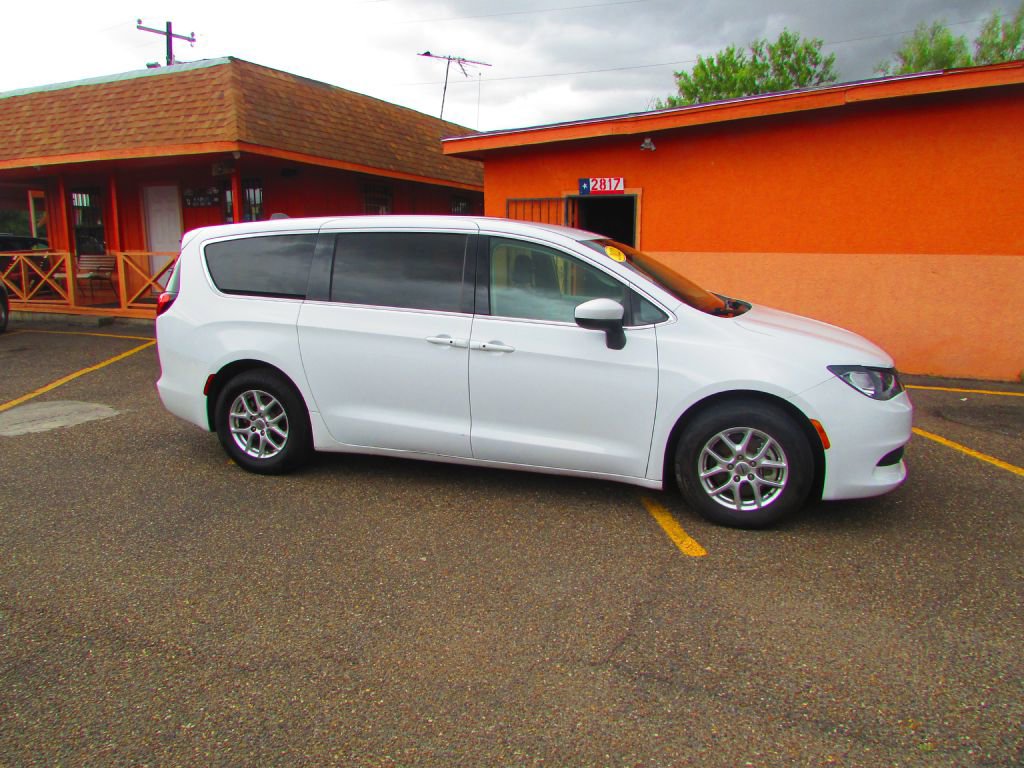 Used 2022 Chrysler Voyager LX image 3