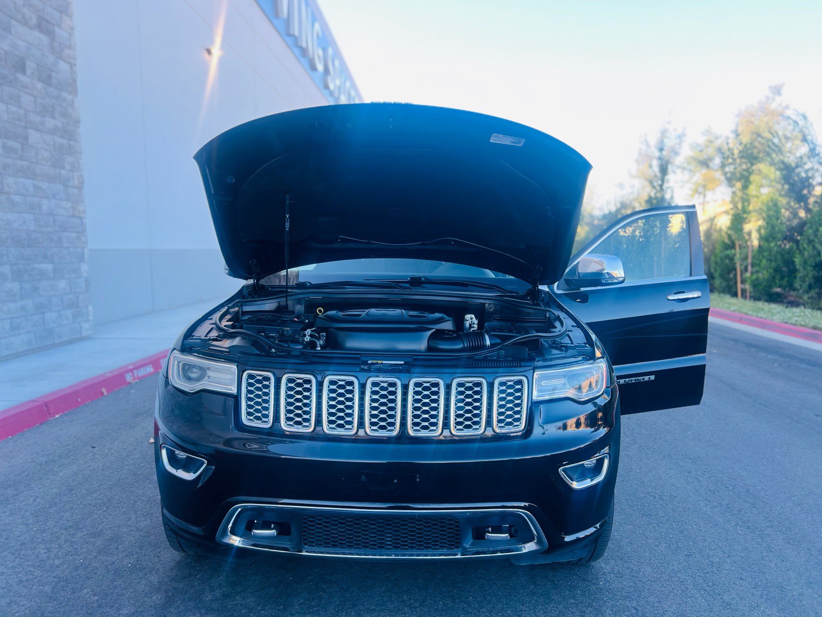 Used 2017 Jeep Grand Cherokee Overland AWD/4WD image 15