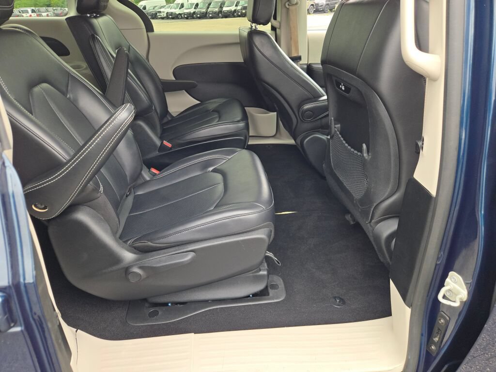 Certified 2024 Chrysler Pacifica Limited FWD image 17