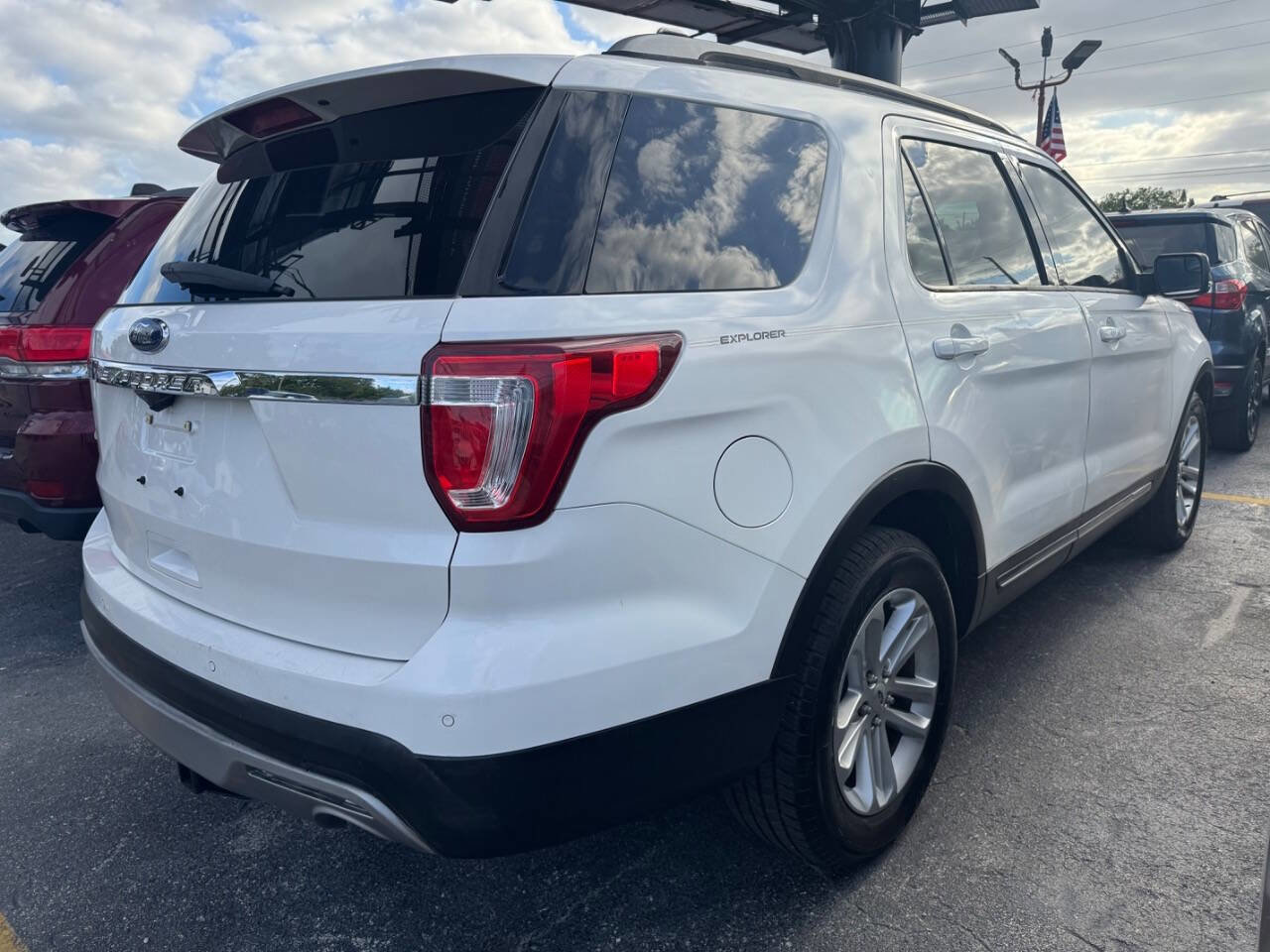 Used 2016 Ford Explorer XLT w/ Equipment Group 202A FWD image 5