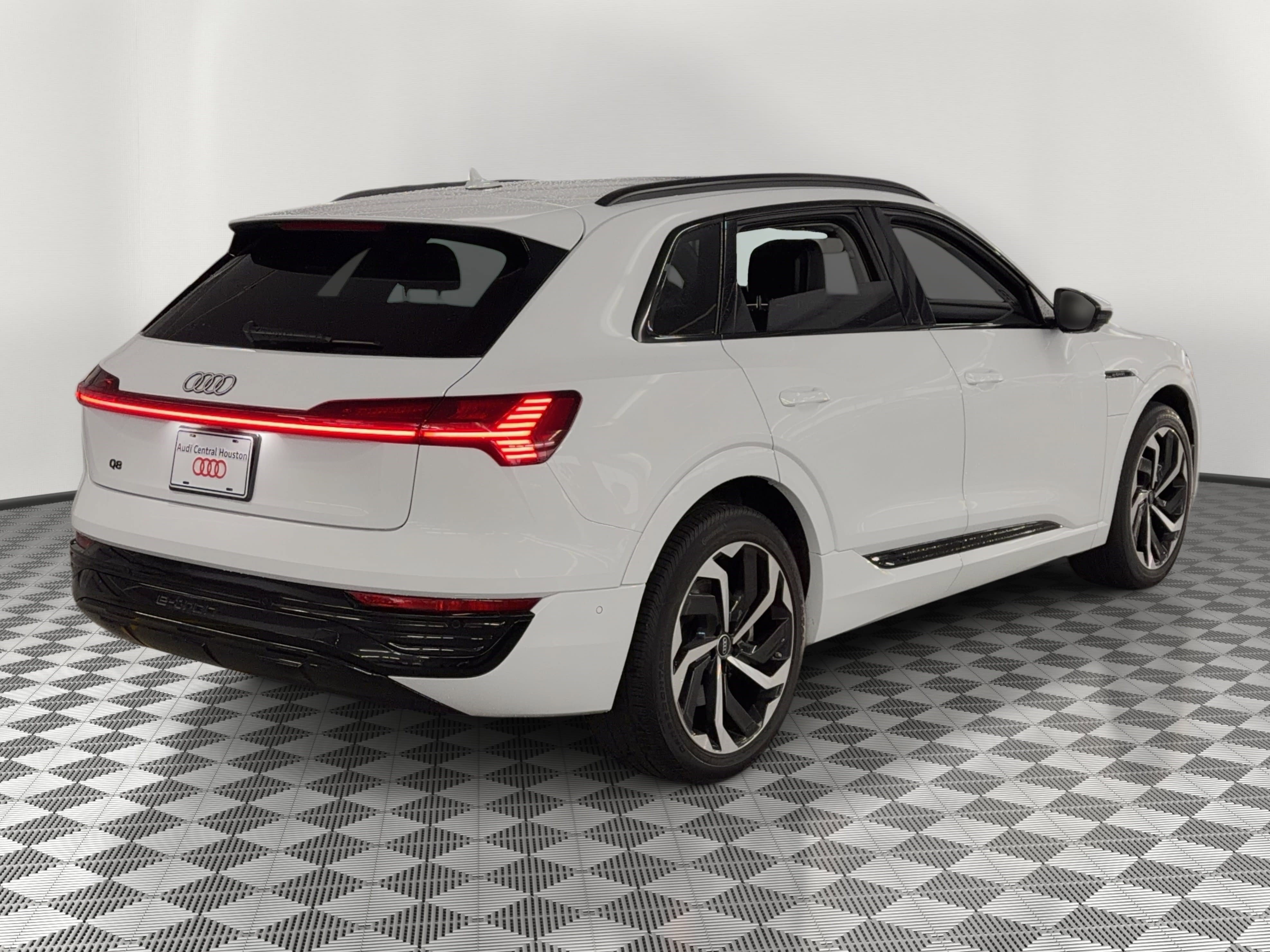 Used 2024 Audi Q8 e-tron Premium Plus AWD/4WD image 9