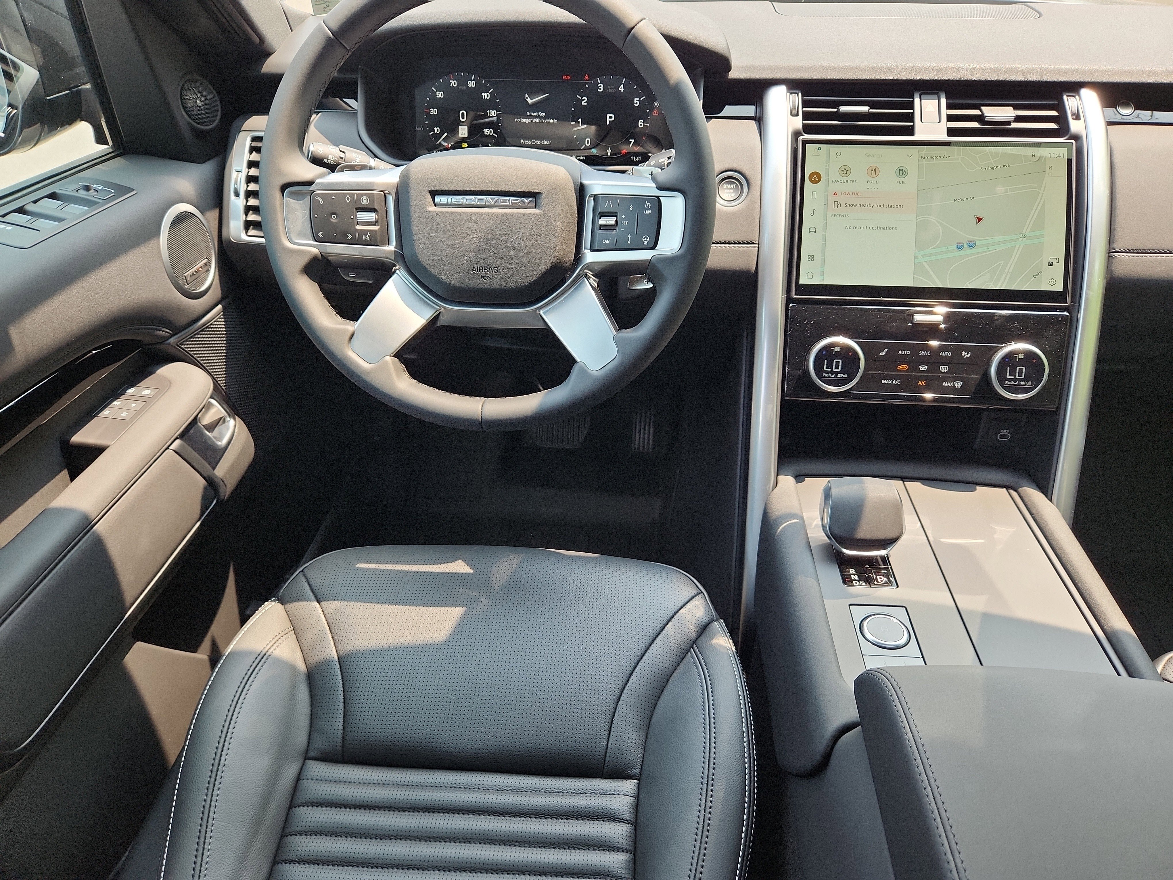 New 2025 Land Rover Discovery S image 4