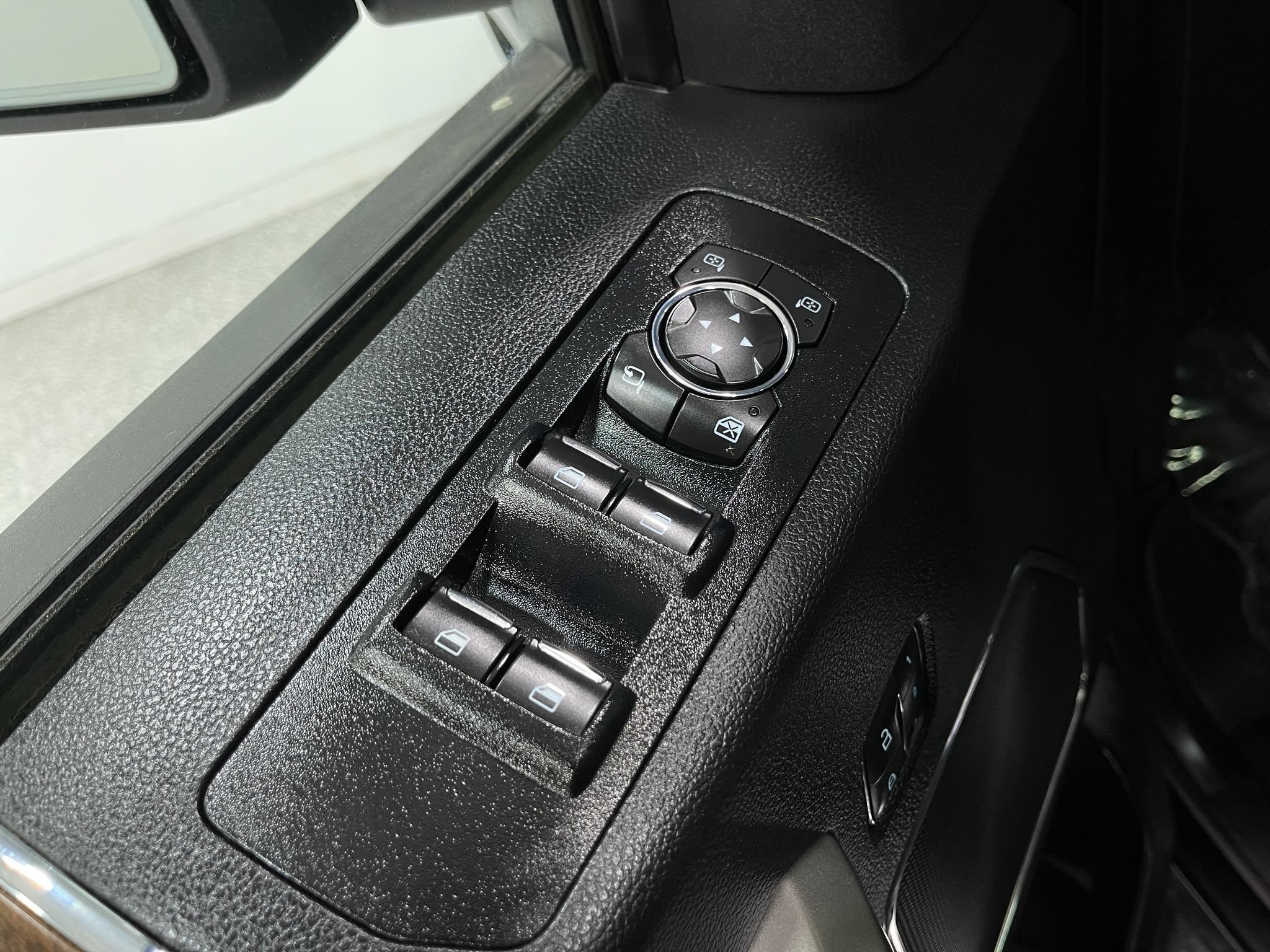 Used 2018 Ford F150 Lariat w/ Equipment Group 502A Luxury AWD/4WD image 16