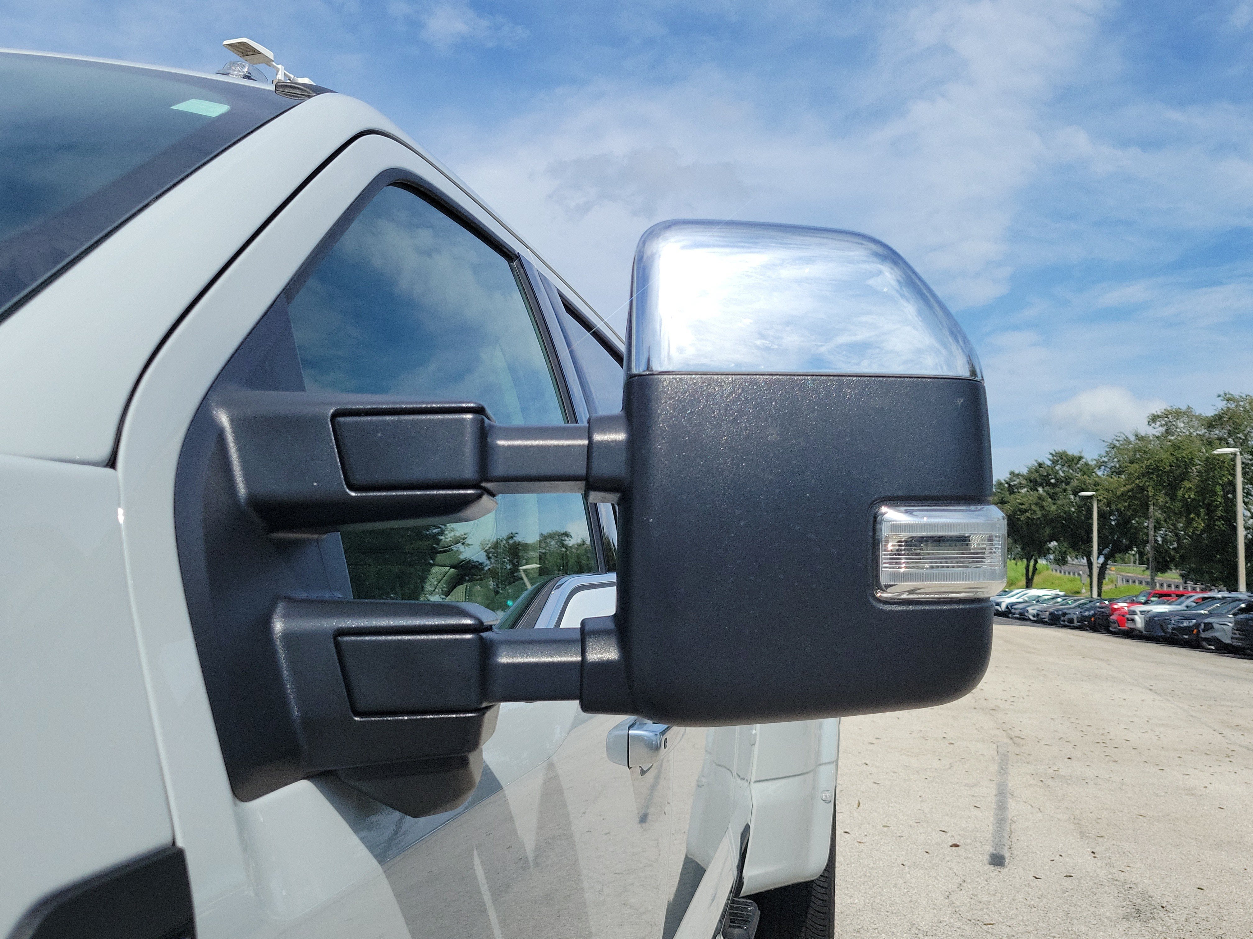 Certified 2025 Ford F350 Platinum w/ Platinum Plus Package AWD/4WD image 4