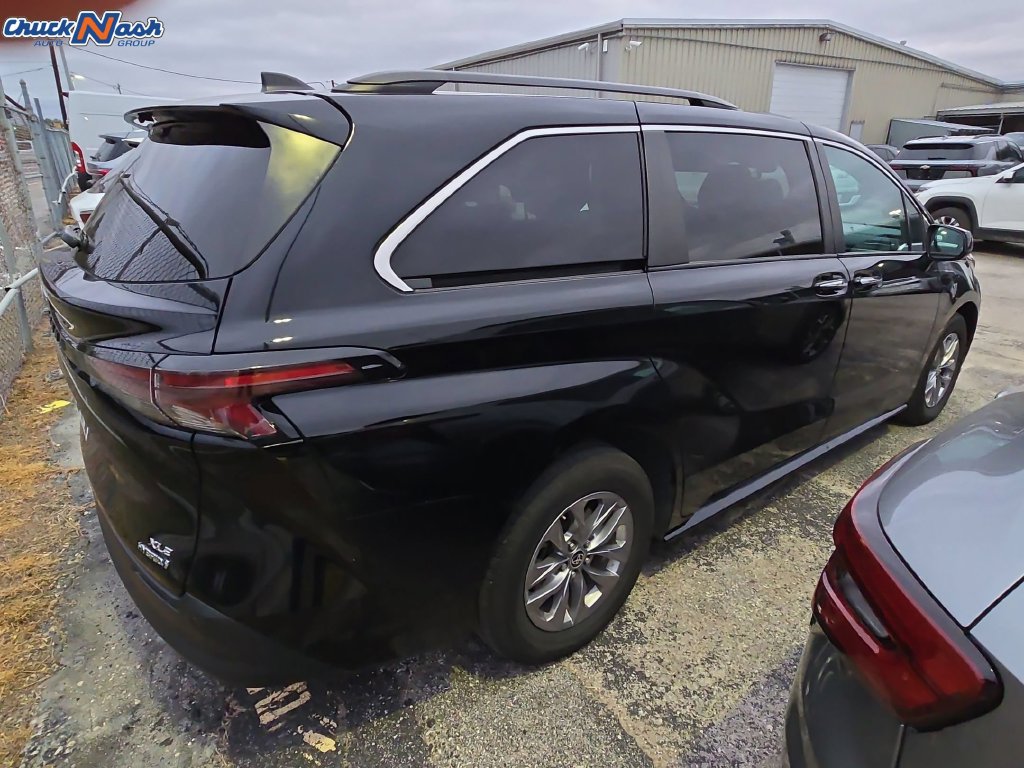 Used 2024 Toyota Sienna XLE FWD image 5
