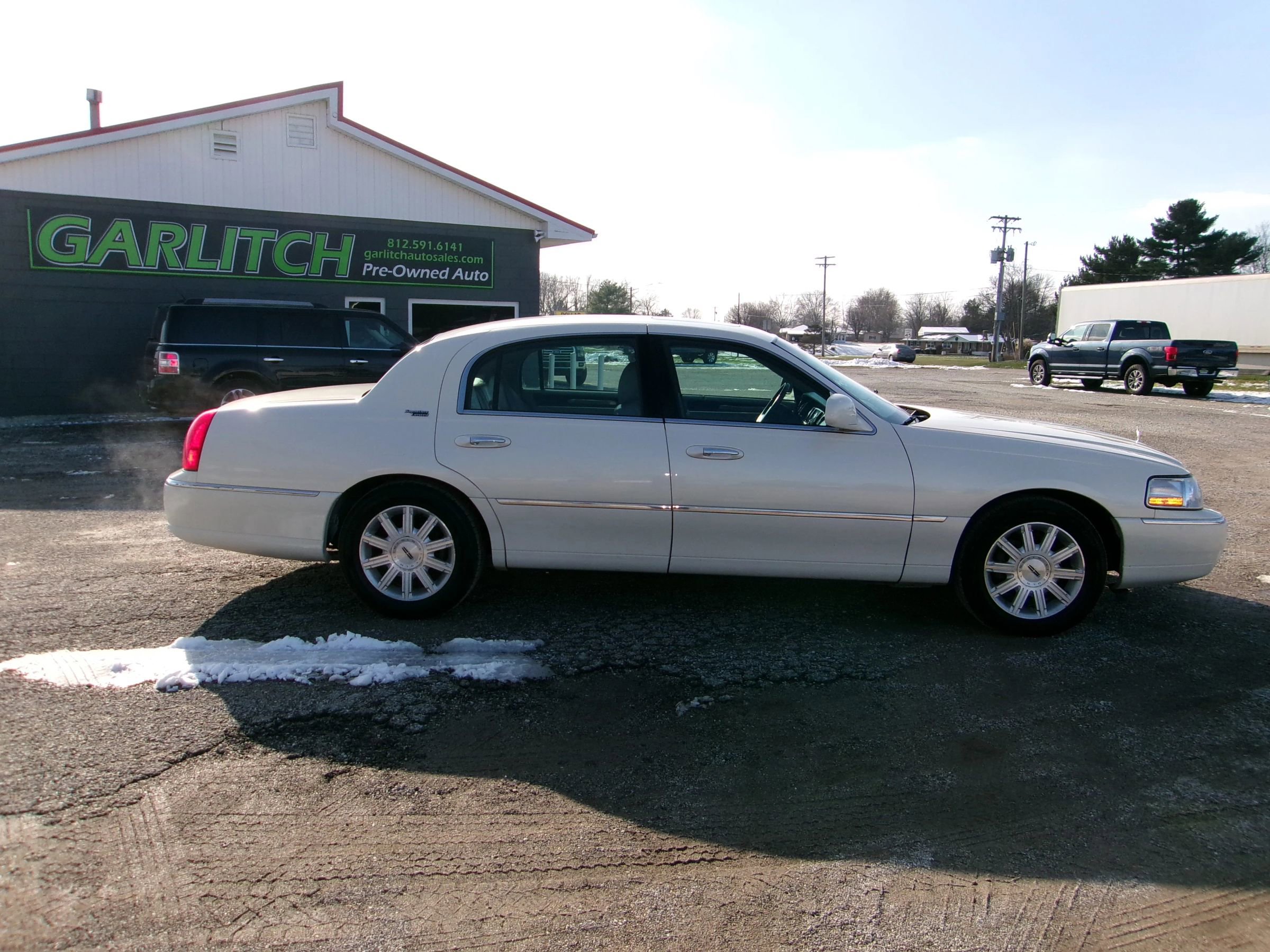 Used 2007 Lincoln Town Car Signature Limited image 4