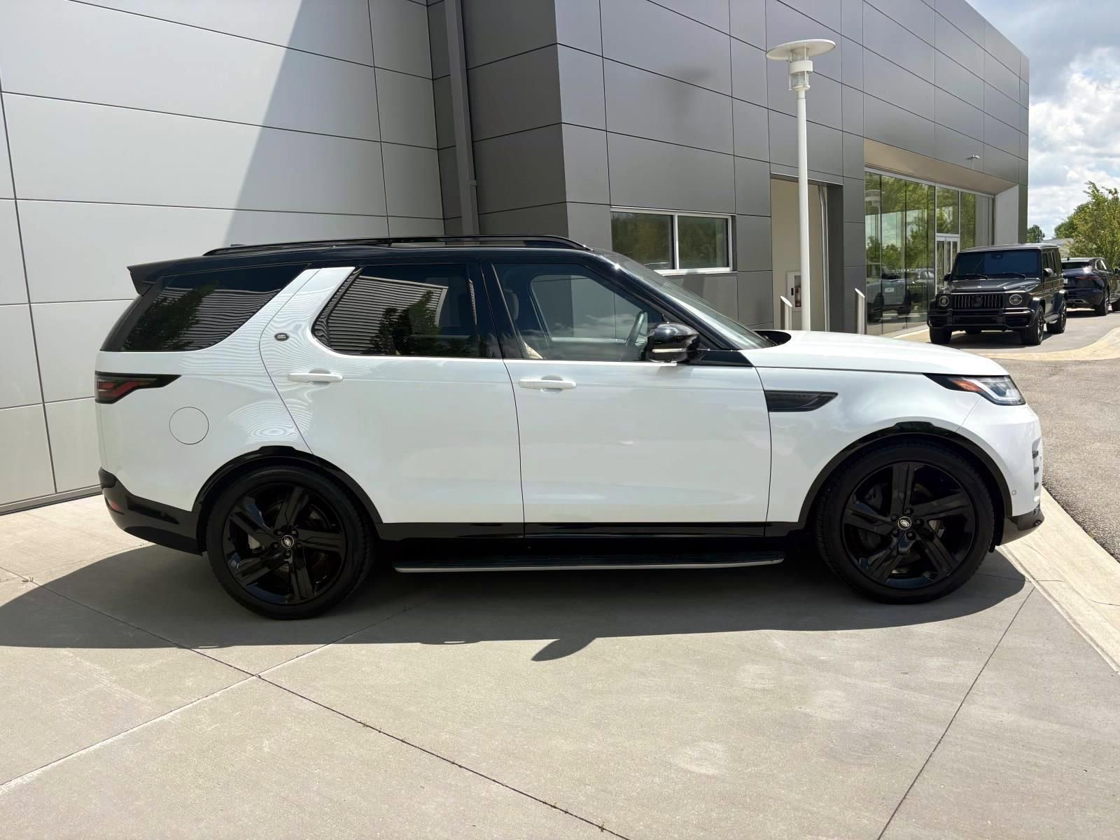Used 2025 Land Rover Discovery Dynamic SE AWD/4WD image 4