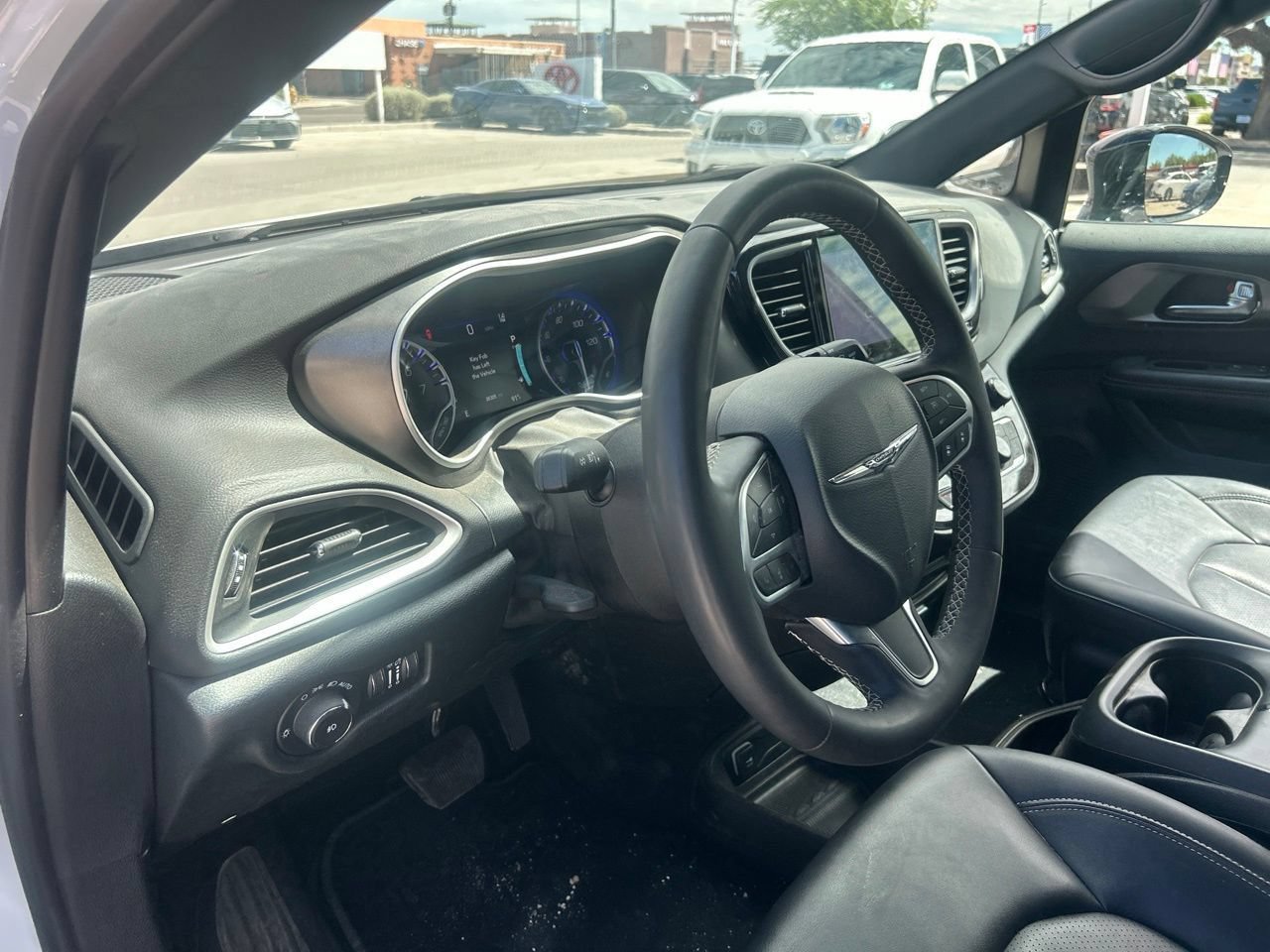 Used 2025 Chrysler Pacifica Select FWD image 5