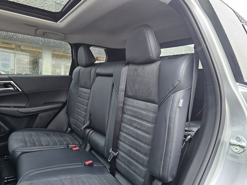 New 2025 Mitsubishi Outlander SE image 12