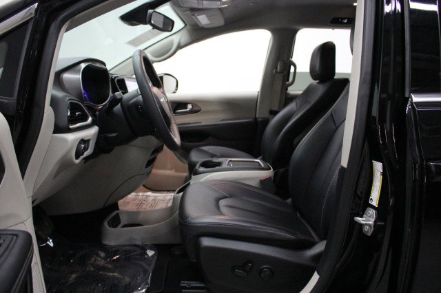 Used 2024 Chrysler Pacifica Touring-L image 7