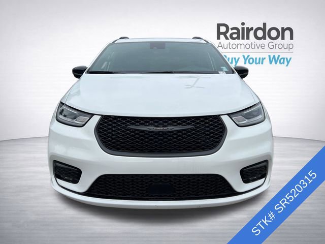 Used 2025 Chrysler Pacifica Limited image 2