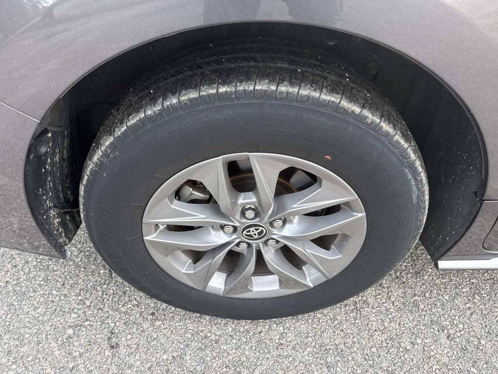 Used 2024 Toyota Sienna XLE image 9