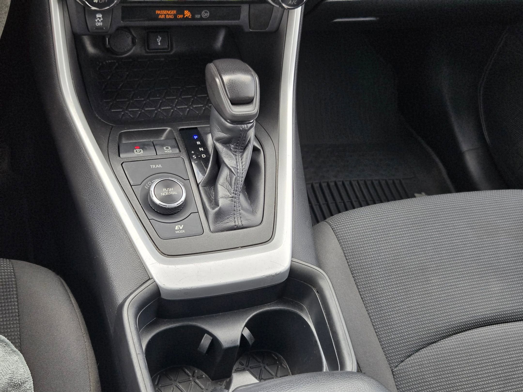 Used 2021 Toyota RAV4 LE image 32