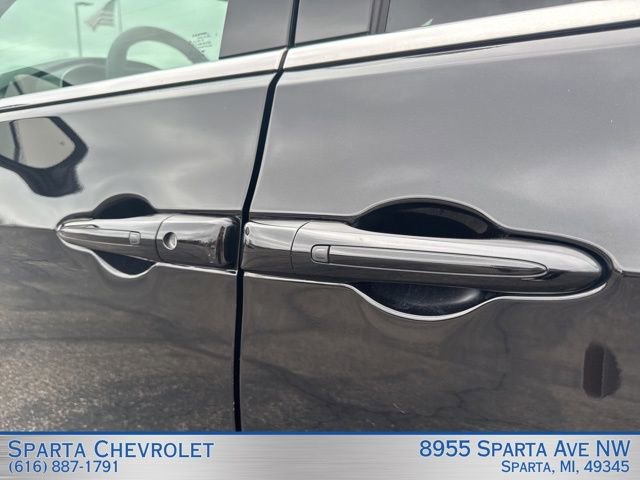 Used 2025 Chrysler Pacifica Select image 31