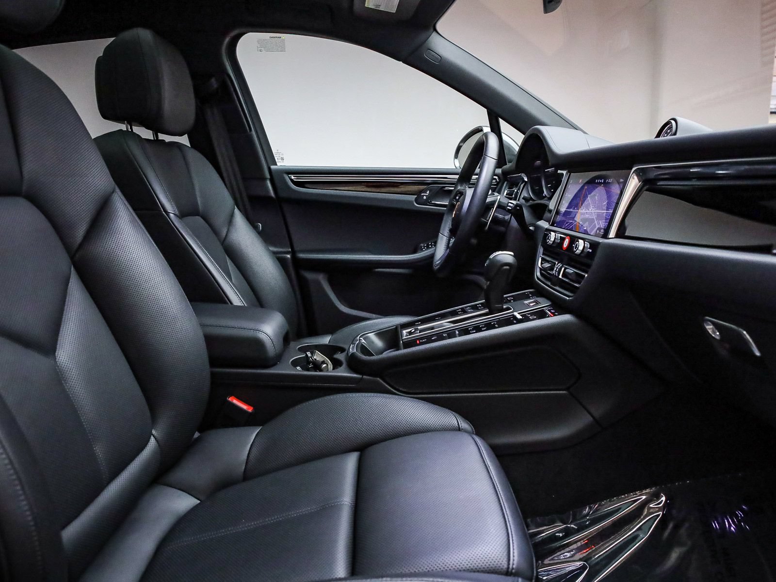Certified 2025 Porsche Macan Turbo AWD/4WD image 19