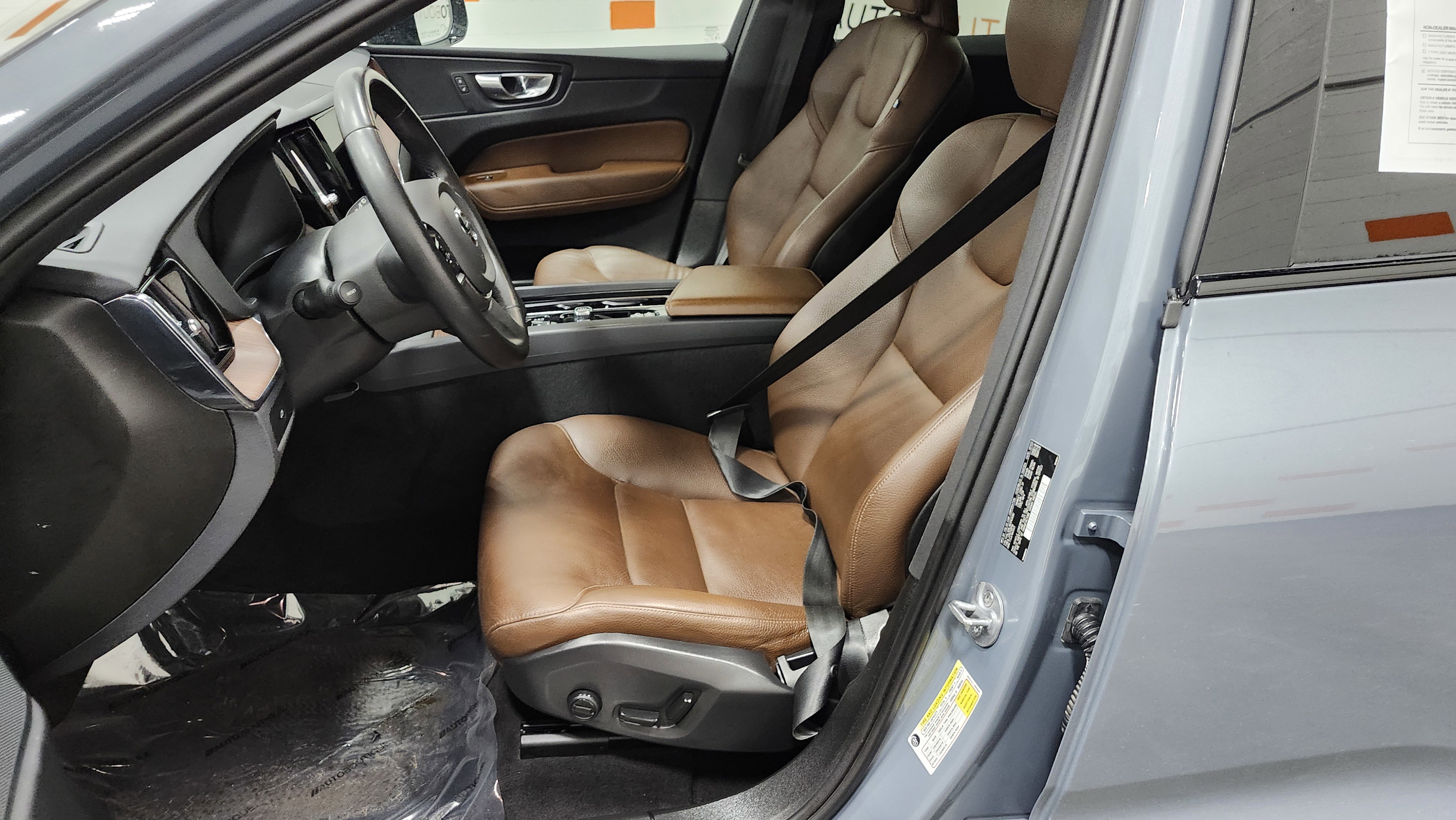 Used 2024 Volvo XC60 B5 Plus image 24