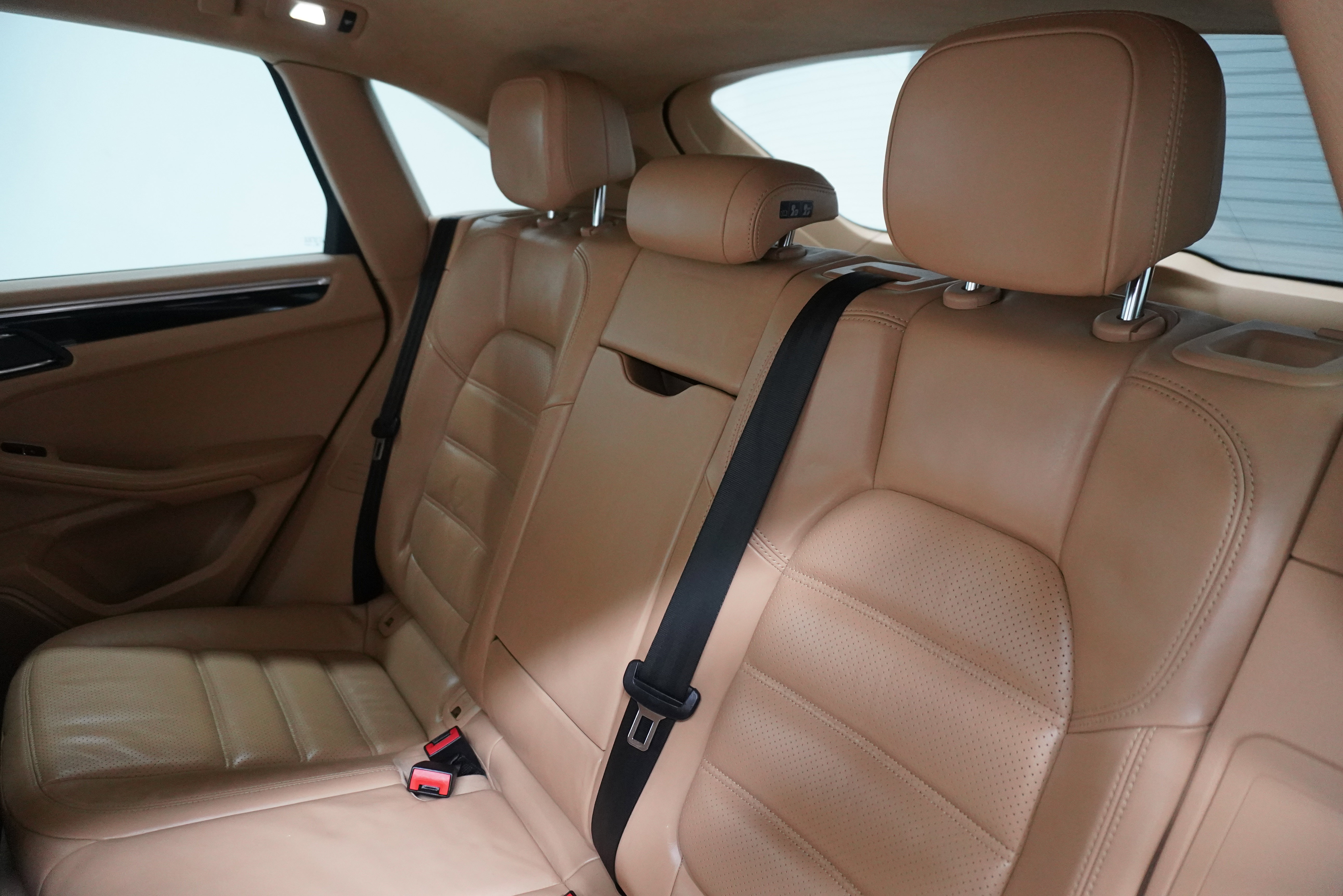 Used 2015 Porsche Macan Turbo image 12