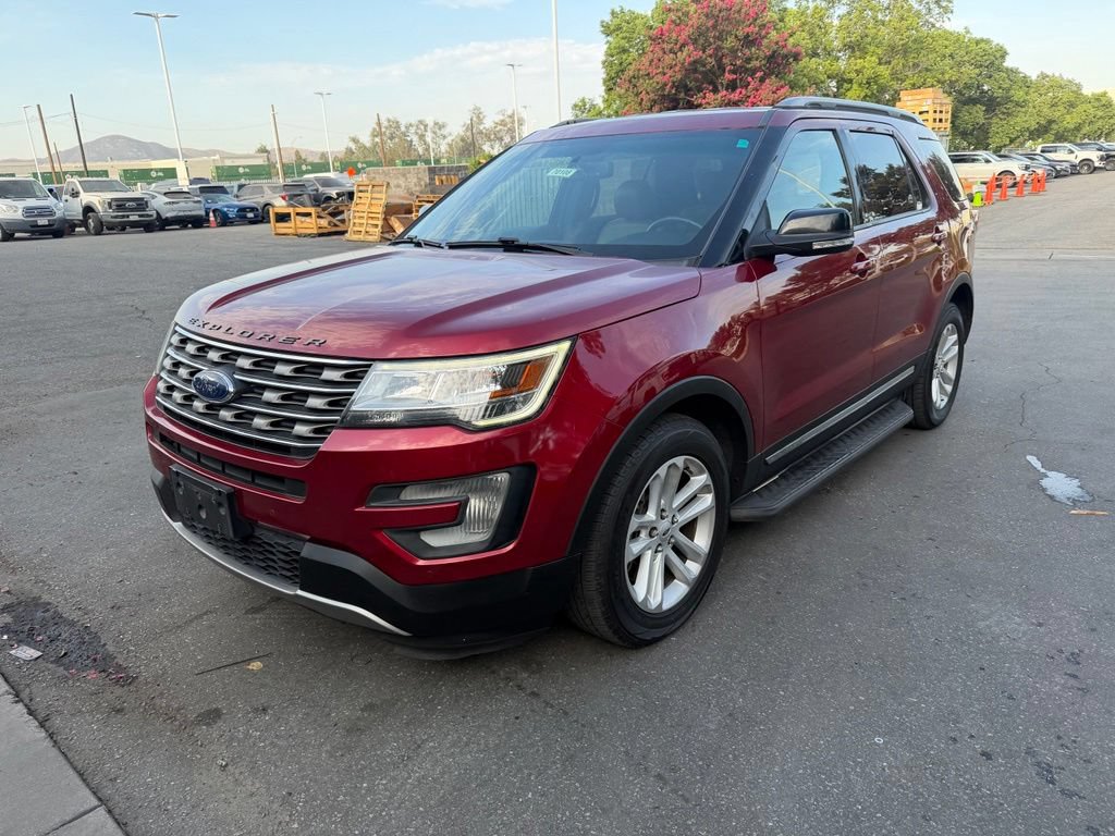 Used 2017 Ford Explorer XLT w/ Equipment Group 202A FWD image 1