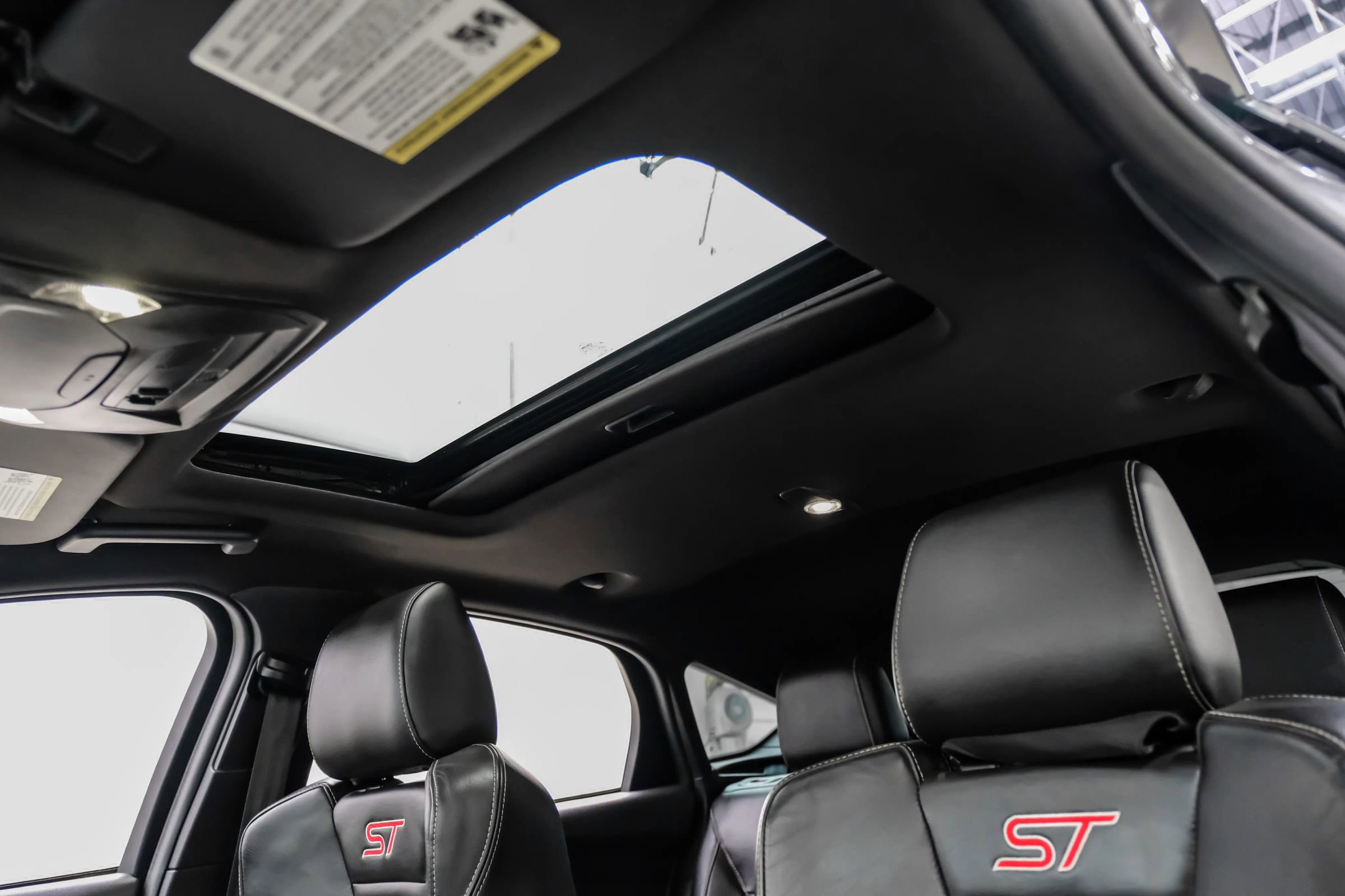 Used 2018 Ford Focus ST w/ Equipment Group 402A FWD image 34