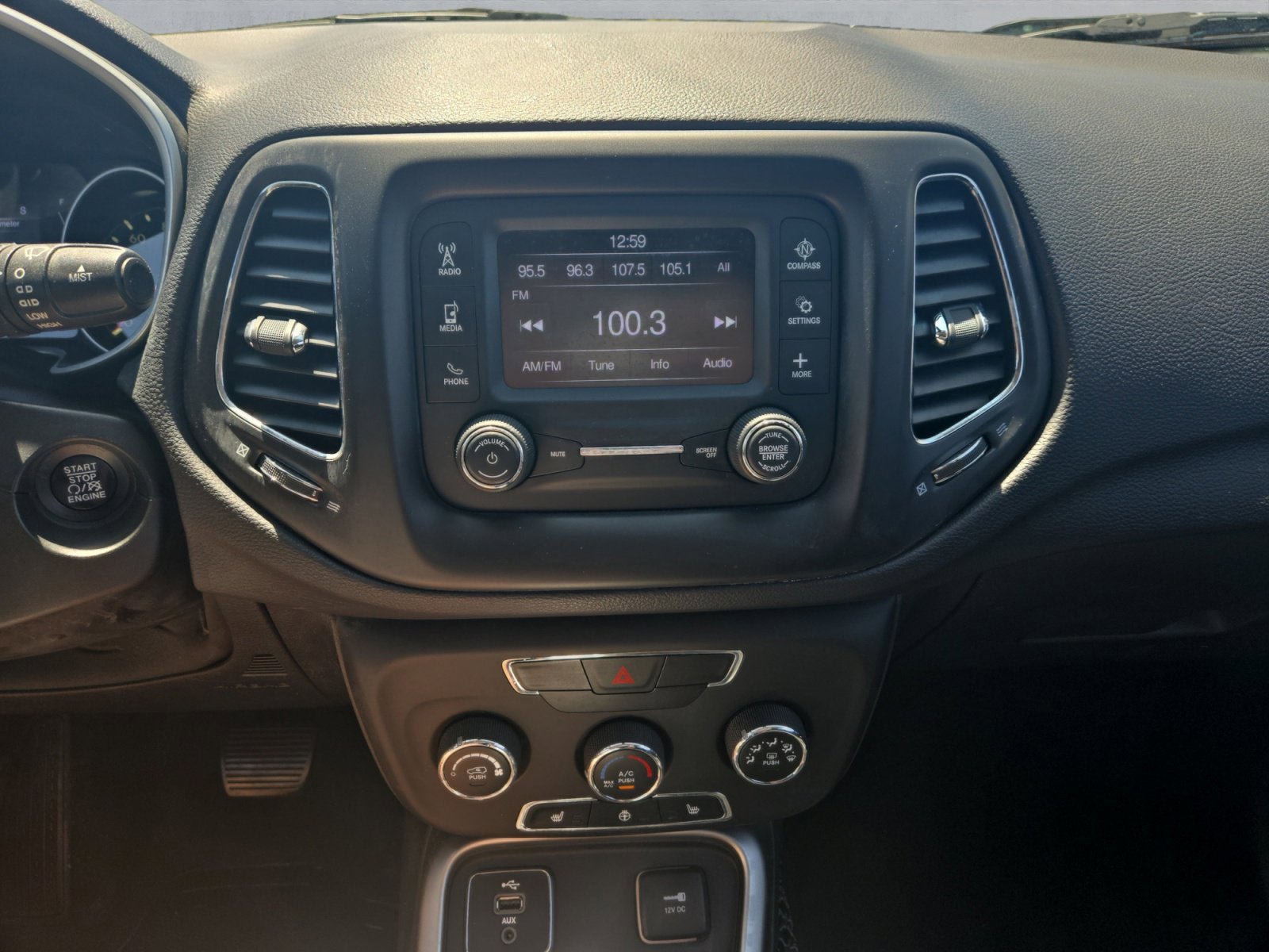 Used 2018 Jeep Compass Latitude w/ Cold Weather Group FWD image 17
