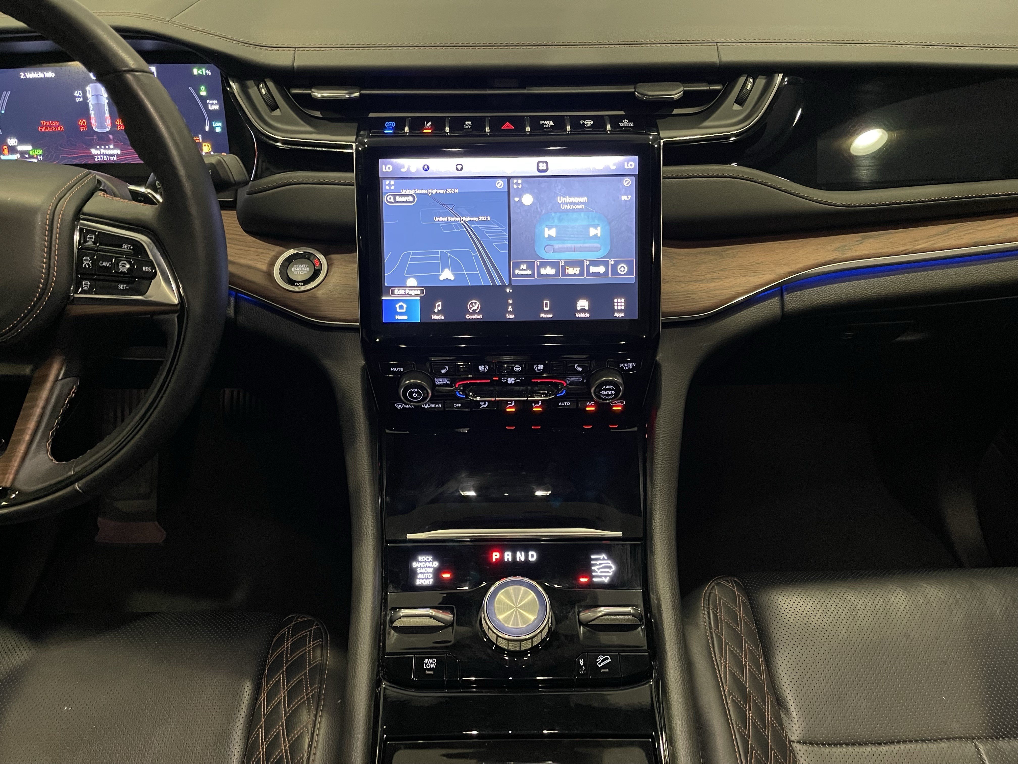 Used 2023 Jeep Grand Cherokee Summit w/ Luxury Tech Group V AWD/4WD image 17