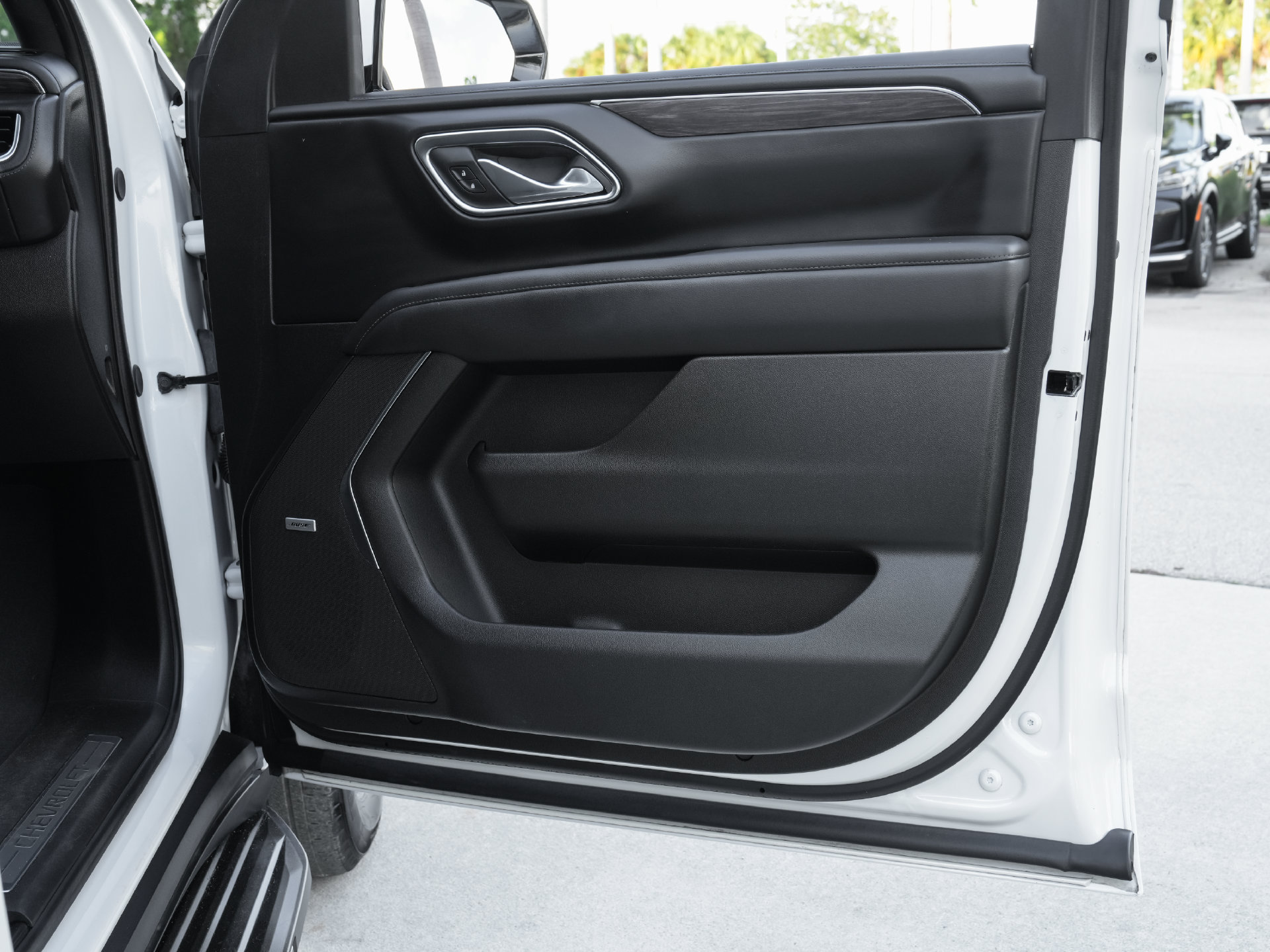 Used 2024 Chevrolet Suburban LT RWD image 38
