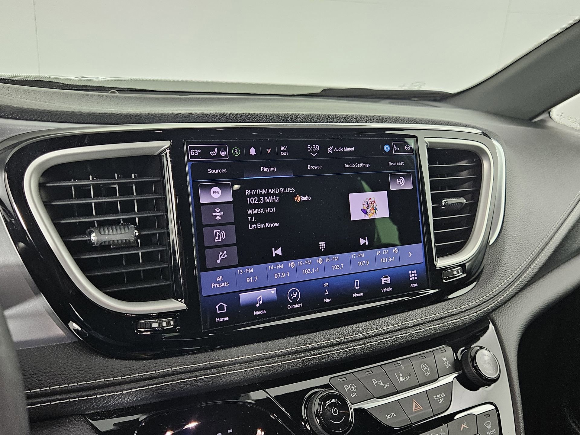 Used 2022 Chrysler Pacifica Touring-L w/ Uconnect Theater Family Group AWD/4WD image 25
