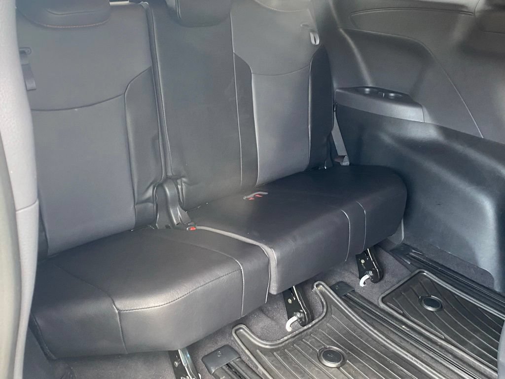 Used 2023 Toyota Sienna XSE FWD image 17