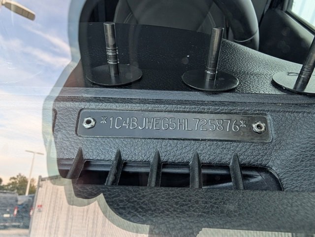 Used 2017 Jeep Wrangler Unlimited Sahara w/ Connectivity Group image 31