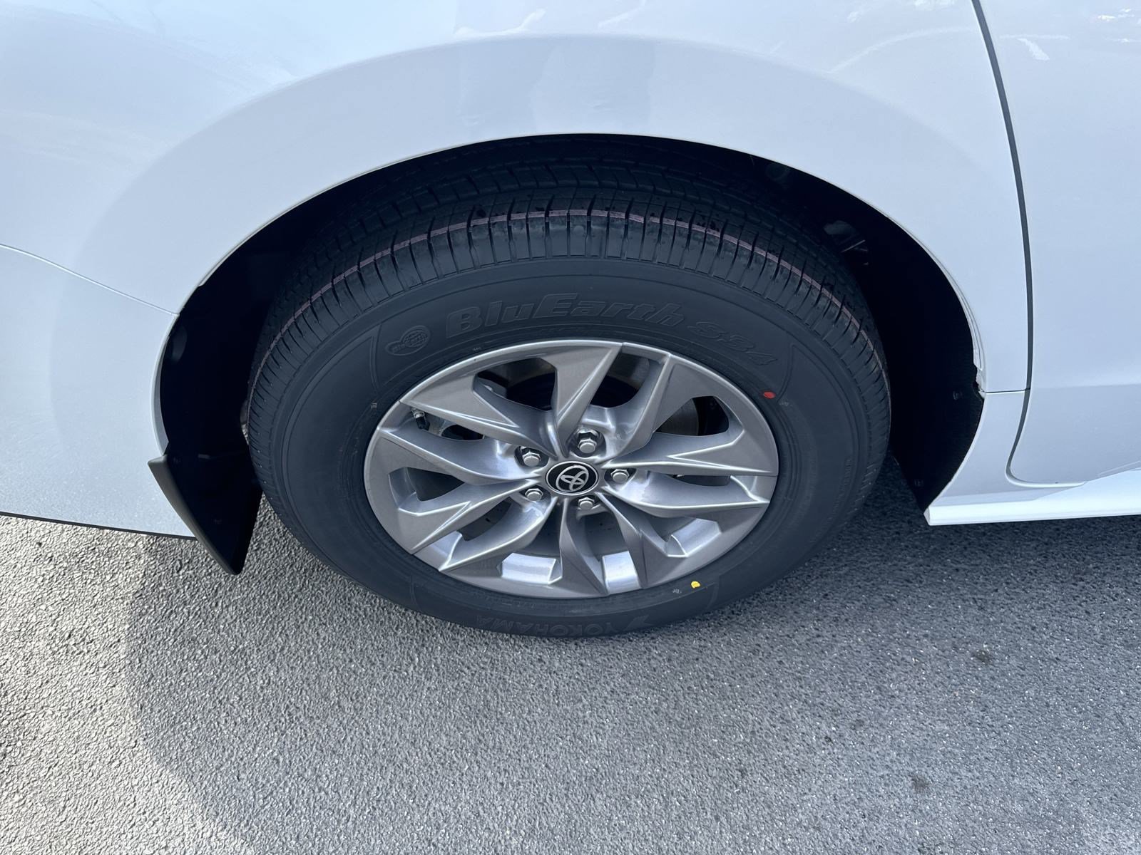 New 2025 Toyota Sienna XLE w/ XLE Plus Package FWD image 11