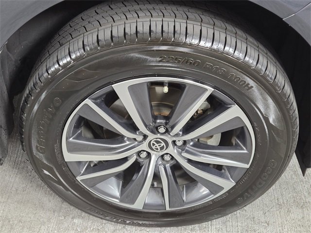 Used 2022 Toyota Venza LE image 10