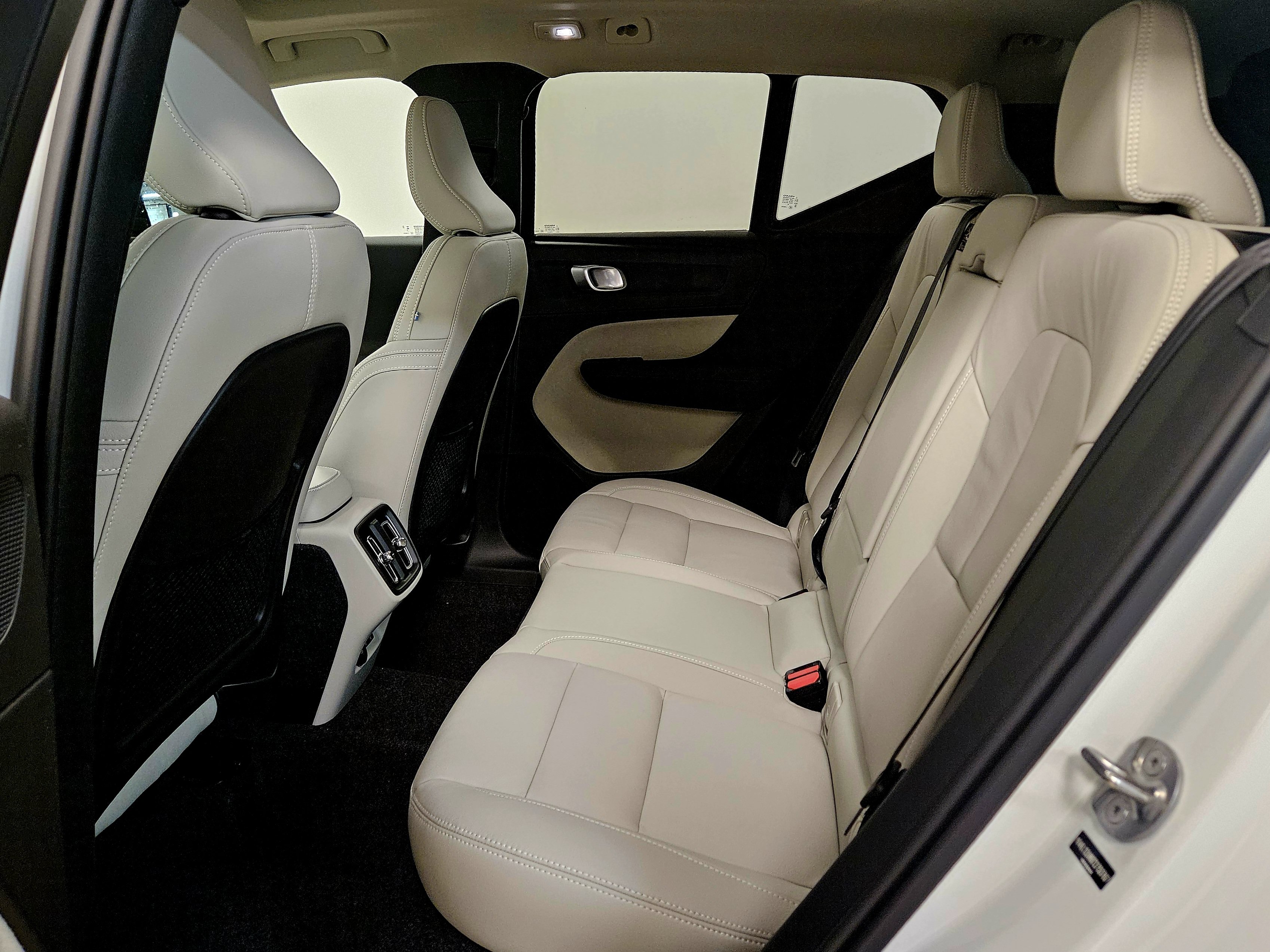 New 2026 Volvo XC40 B5 Ultra w/ Climate Package AWD/4WD image 12