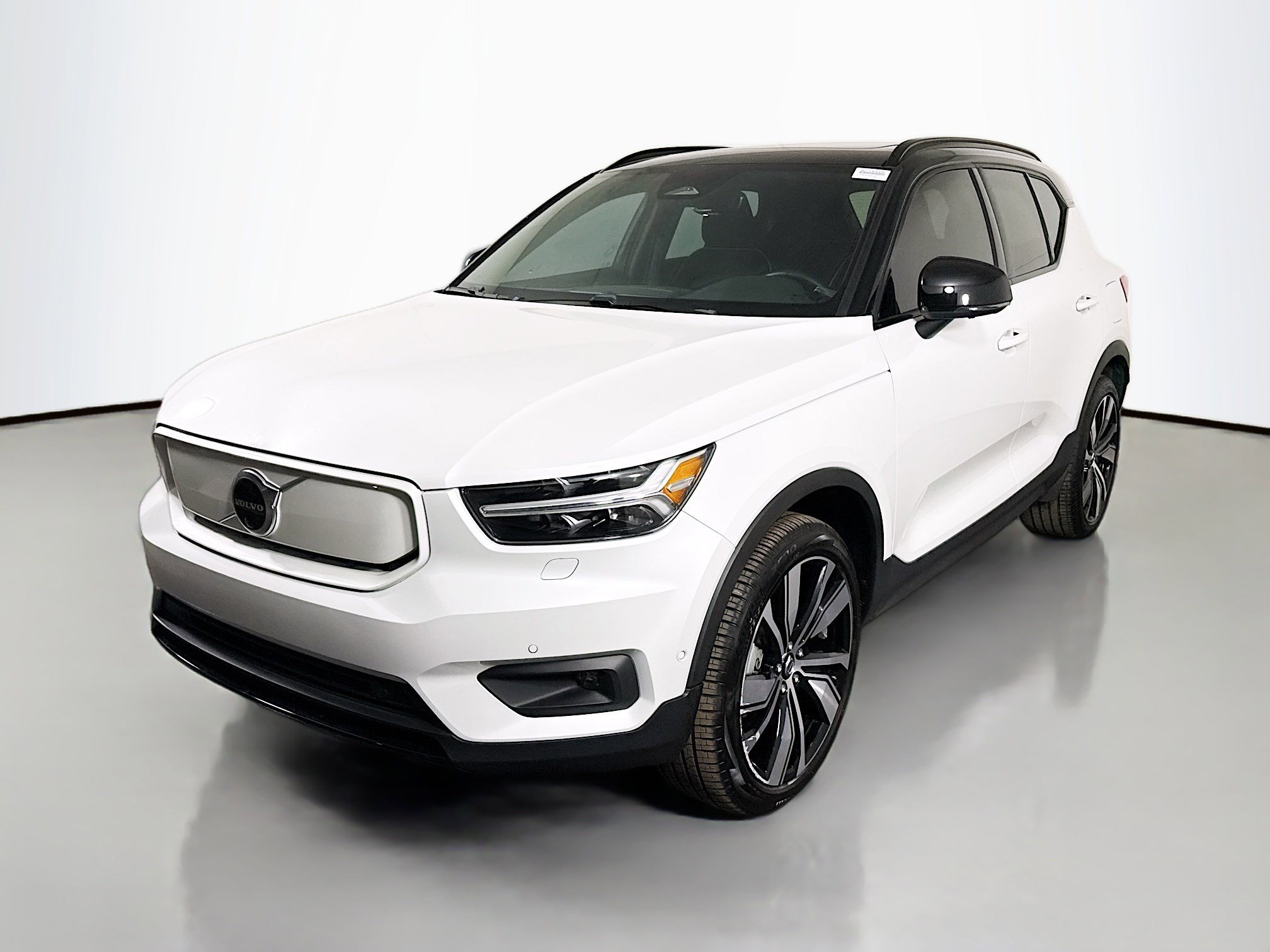 Used 2022 Volvo XC40 P8 Recharge Plus image 4